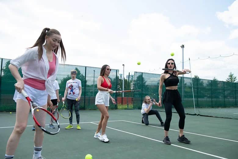 エカテリーナ・マカロワさんのインスタグラム写真 - (エカテリーナ・マカロワInstagram)「🎾 На прошлой неделе я провела фантастическую тренировку в Skorik, на теннисных кортах по ул. Крылатская, 2 строение 31  Атмосфера с самого начала заряжала на успех! Мне удалось вдохновить каждого участника на новые достижения, даже тех, кто впервые взял ракетку в руки, смог играть на ура! 🚀  Наша тренировка включала в себя следующее 💚: - Разминка в команде! 🎾 - Основы тенниса 🎾 - Проработка удара справа и слева 💪🏼  Хочу выразить благодарность организаторам мероприятия за такое великолепное теннисное утро в замечательной команде!  @russianboxingfederation  @svetlana1kulakova  @jannet0207  Звездные участники ⭐️: ✔️ @svetlana1kulakova  ✔️ @allashishkina_rusallo4ka  ✔️ @annachicherova  ✔️ @jannet0207 ✔️ @elena_saveleva_84  ✔️ @didenko.Katerina ✔️ @pattakhon ✔️ @lia_shakti ✔️ @xenaroma  ✔️ @ochigava.team  ✔️ @anya_serjofficial_  ✔️ @i_dakorobova   Партнёры 🎁  @bago.official  @markovyuriy  @clubmeineliebe  Благодарю вас за встречу! ⭐️ Ваша Катя ❤️」6月26日 21時24分 - katemakarova1