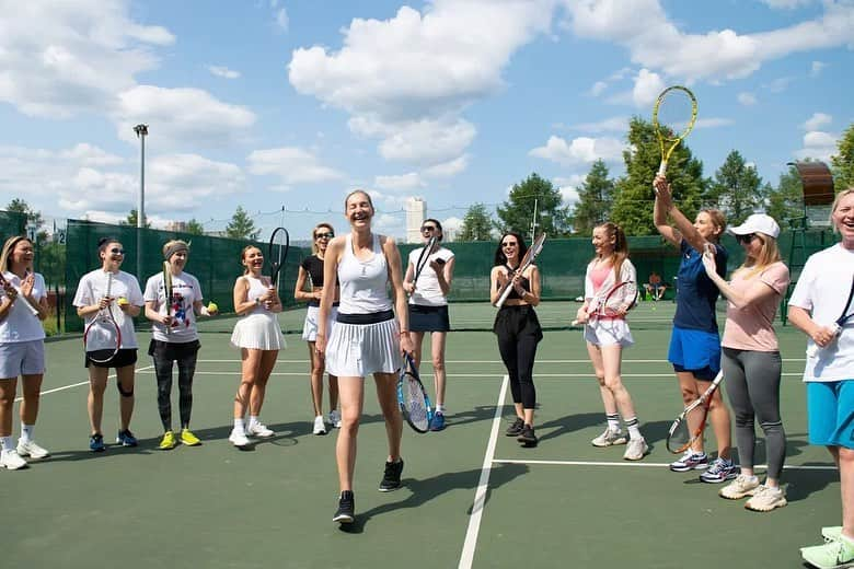 エカテリーナ・マカロワさんのインスタグラム写真 - (エカテリーナ・マカロワInstagram)「🎾 На прошлой неделе я провела фантастическую тренировку в Skorik, на теннисных кортах по ул. Крылатская, 2 строение 31  Атмосфера с самого начала заряжала на успех! Мне удалось вдохновить каждого участника на новые достижения, даже тех, кто впервые взял ракетку в руки, смог играть на ура! 🚀  Наша тренировка включала в себя следующее 💚: - Разминка в команде! 🎾 - Основы тенниса 🎾 - Проработка удара справа и слева 💪🏼  Хочу выразить благодарность организаторам мероприятия за такое великолепное теннисное утро в замечательной команде!  @russianboxingfederation  @svetlana1kulakova  @jannet0207  Звездные участники ⭐️: ✔️ @svetlana1kulakova  ✔️ @allashishkina_rusallo4ka  ✔️ @annachicherova  ✔️ @jannet0207 ✔️ @elena_saveleva_84  ✔️ @didenko.Katerina ✔️ @pattakhon ✔️ @lia_shakti ✔️ @xenaroma  ✔️ @ochigava.team  ✔️ @anya_serjofficial_  ✔️ @i_dakorobova   Партнёры 🎁  @bago.official  @markovyuriy  @clubmeineliebe  Благодарю вас за встречу! ⭐️ Ваша Катя ❤️」6月26日 21時24分 - katemakarova1