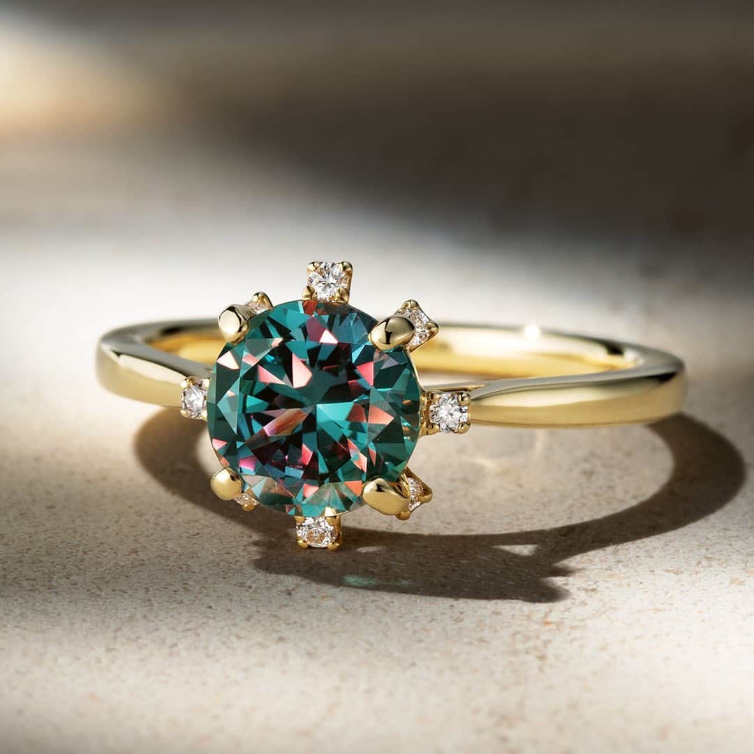 ビズーさんのインスタグラム写真 - (ビズーInstagram)「【New Alexandrite Jewelry LUMIRYEME】  世界中のジュエリー愛好家にとって、垂涎の的である「アレキサンドライト」。フォレストグリーンからバーガンディーへ変貌する姿は、これが自然が作り出したものなのかと、驚きを隠せない神秘の美しさを持ちます。  だからこそ一度この宝石を知れば、いつか大粒のものを手に入れたいと、更なる憧れを抱くもの。その憧れを今回「ラボグロウン」で実現しました。約1.2カラットもの華麗なる輝きを、大輪の花のようにアレンジ。煌めき放つアレキサンドライトと8石のダイヤモンドの調和が、羨望の眼差しを集めます。」6月26日 21時24分 - bizoux_jewelry