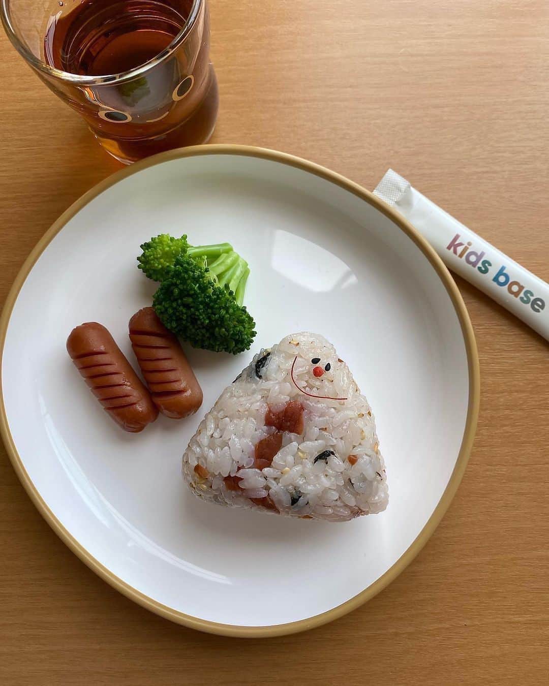 MAKI MIYAMOTO 宮本真紀さんのインスタグラム写真 - (MAKI MIYAMOTO 宮本真紀Instagram)「こどもの頃の腸活が注目されてる中で、 腸内細菌のベースが決まる2-6歳の間に、、と思って使ってるkids baseは無味無臭なのでお料理に混ぜたり飲み物に混ぜたり、使うのがすっごく簡単！❤️🥣 お腹よわよわで2歳の頃からつい最近まで整腸剤を毎日飲んでました👦🏻  食事に関しては大きくなっても価値観とかライフスタイルにすごく影響することだと思うので良い形で記憶に残って欲しいと思ってます🫶🏻　@aubinc_official   (この新幹線の駅弁だいすきすぎて家に3,4個ある笑)  #kidsbase #aubforkids #kidsbaseでおなかケア #子ども腸育 #菌の多様性  #pr」6月26日 21時24分 - makime_me_
