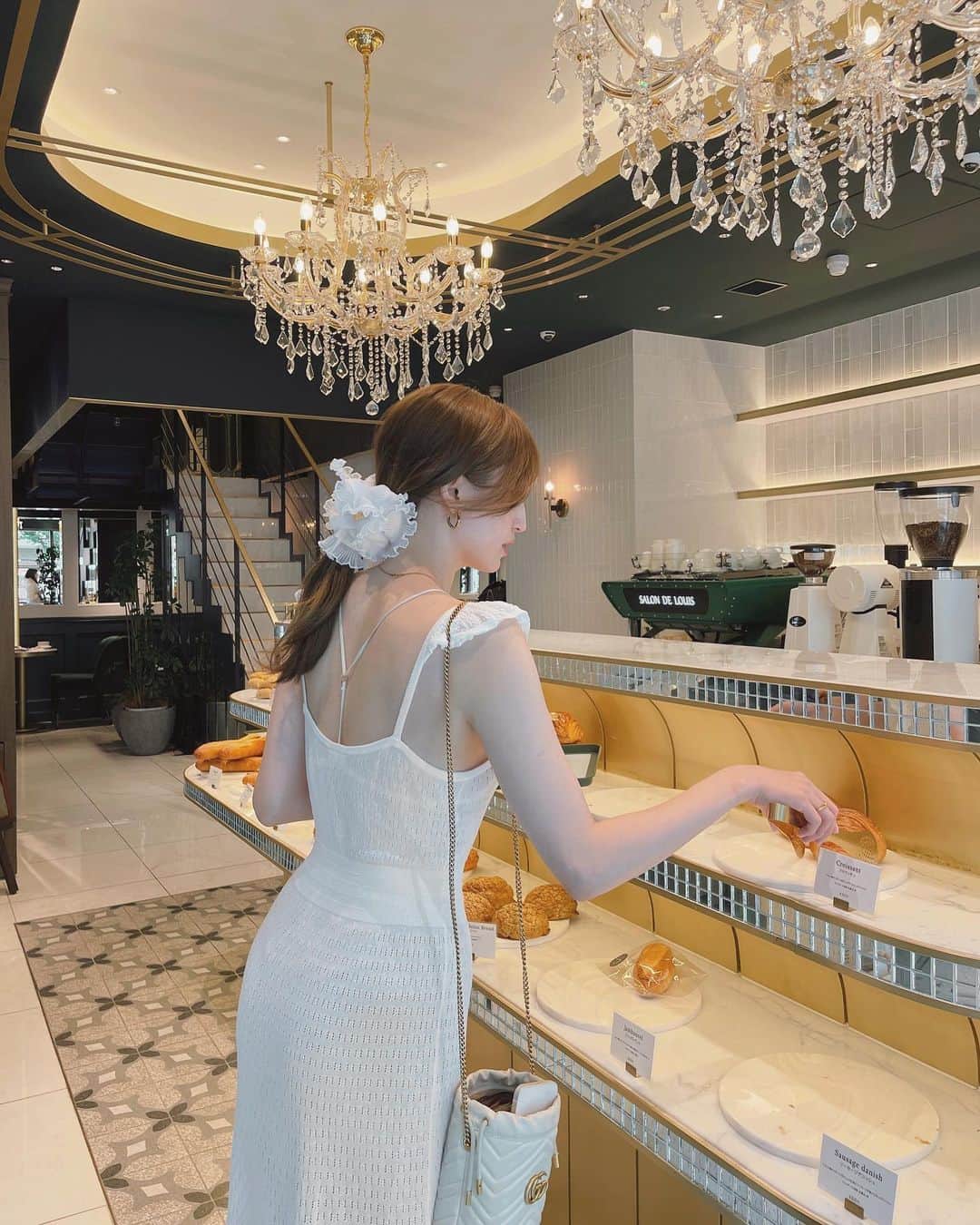 Tomomi Teradaのインスタグラム：「パンパパンっ朝はパンっ🎵  あ、えっと、ランジェリー投稿すぎて服着てない人のようですが、たまにね、洋服も着るんですよね。 @verybrain のワンピース🥛と @shellydetiti のMaréeトライアングルとMermaid Chouchouあわせてみた🤍背中からストラップ見えてかわうぃ〰︎☺️」