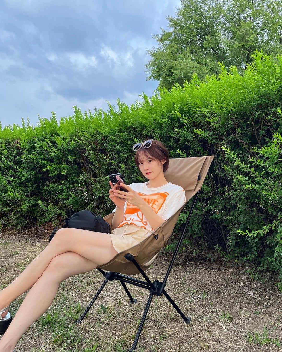 ぺ・ユンギョンのインスタグラム：「비오기 직전 하늘.. ☁️🫧 그래도 좋았던 어제 한강🧡」