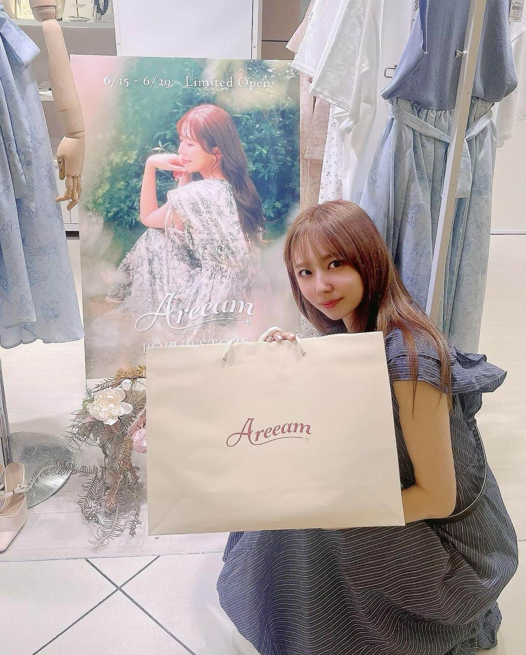 岡田彩花のインスタグラム：「⭐︎ ⭐︎ ⭐︎  やっと行けましたー！！！ Areeam popup store✨ ( @areeam_official )  2着購入🫶🏻 早く着たいな〜☺️  #areeam #popup #disney」