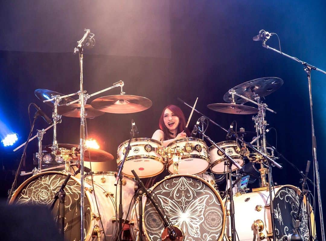 Marinaのインスタグラム：「【2023.06.25 PURE ROCK JAPAN 2023】  @dwdrums  @sabiancymbals  @vicfirth  @evansdrumheads   Photo by @elegant_jasmine_   #Aldious #AldiousMarina #アルディアス #femalemusician #femaledrummer #drummer #drums #dwdrums #drumslife #drumset #drumkit #drummergirl #girlband #music #metal #rock #jrock #drumstagram #evans #instagood #vicfirth #myperfectpair」