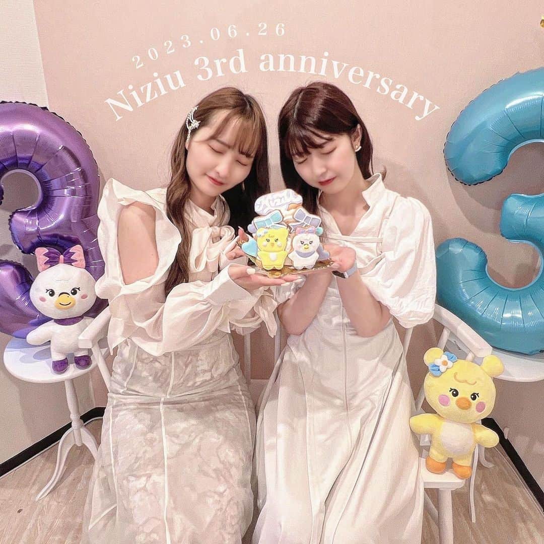 たんりいさんのインスタグラム写真 - (たんりいInstagram)「. . Niziu結成3周年おめでとうっ🌈🫶💕💕  あいりとお祝いしてきた〜🥂✨ @cherion_cakeshop でアイシング クッキーお任せで作ってもらった🥺💓💓 相変わらず可愛すぎるーーっ！！天才！✨  Niziuみんなの優しさにたくさん 救われたし、本当に好きになって よかったって思うんだ！！🥺💓💓  すずにゃんやあいりとこうやって ヲタクできることも幸せやしねっ！！☺️💕💕  . .  代々木はあいりと参戦するんだ🫶💕 双子するし、たのしみすぎるっ！💖  #NiziU #WithU #niziu好きな人と繋がりたい #withuと繋がりたい #niziu_formedanniversary #3周年 #虹プロ #結成3周年 #勝村摩耶 #花橋梨緖 #虹プロジェクト #お祝い #推し事 #本人不在の誕生日会 #推し活」6月26日 21時36分 - tanrii97