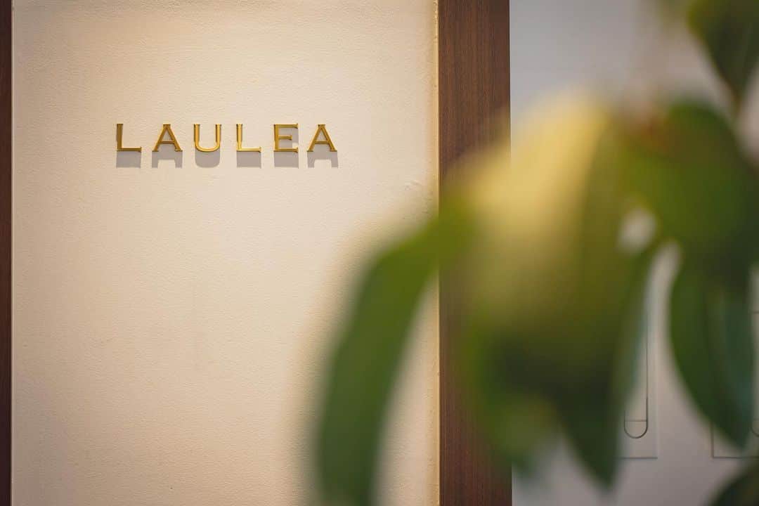 ザ・サーフ オーシャンテラスのインスタグラム：「LAULEA-幸せ-  おふたりのこだわりで溢れる唯一無二の空間に 大切な方々が集い その愛の溢れる温かい空間に 包まれる新郎新婦さま そこには「幸せ」が溢れていました  今日もまたTHE SURF OCEAN TERRACEでは 沢山の「幸せ」が生まれました  THE SURF OCEAN TERRACEに 足をお運びいただいた皆様 誠にありがとうございました✨  @thesurf_oceanterrace  #プレ花嫁 #結婚式準備 #花嫁 #日本中のプレ花嫁さんと繋がりたい  #全国のプレ花嫁さんと繋がりたい #花嫁準備 #ウエディングレポート #卒花レポート #海が見える結婚式場  #ディアーズウエディング#ふたりの未来を探す旅 #dearswedding #THESURFOCEANTERRACE #サーフ」