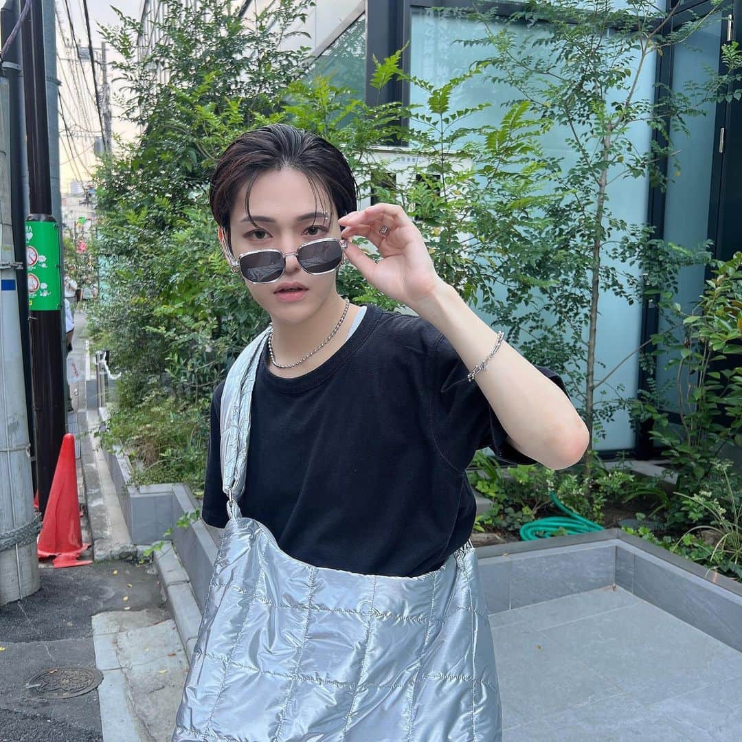 こんどうようぢさんのインスタグラム写真 - (こんどうようぢInstagram)「褒められて伸びる子です。よろ。  新曲『限りなく透明に近いブルー』 たくさん聴いてあげてくださいっ🍣  写真に音楽つけてるのすげーー ただいきなり流れてびっくりするよねごめん  #限りなく透明に近いブルー #Darlia #アンハニ #近藤耀司人生 #こんどうようぢ #콘도요우지」6月26日 21時36分 - kondoyohdi