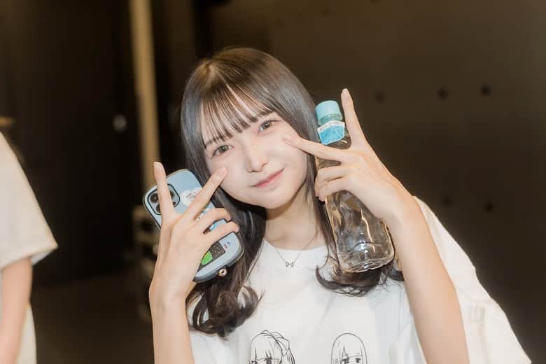 のインスタグラム：「. 遅くなりましたがワンマンライブお越し頂きありがとうございました！この日は死ぬほど緊張してたけどみんなの超最高な笑顔と涙と全力ののんちゃんコールが見れて聞けて幸せでした＾＾  普段から自分の気持ちを言葉にしたり伝えるの苦手だから上手く伝えられるか分からないけど少しだけみんなにお話するね！  この日のワンマンライブは超楽しみだったし全力で頑張ろうって思ってたんだけど、ワンマン前なのにお休み発表しちゃってみんなに心配とかかけてしまって大丈夫かな？とか自分も体力的に全部心から楽しめるかなとか後ろ向きな気持ちになってて正直ごめんねって気持ちです。 でもね、オープニング映像でのんちゃんが流れた瞬間凄いたくさんの｢のんちゃーん｣って声が聞こえて実は始まる前なのに感動しちゃって泣いてました(笑)あの瞬間今は自分は必要とされてるって思えてステージに早く立ちたいってソワソワモードになってた！みんなのおかげです、ありがとう！ ライブもずっと楽しくてあっという間の2時間だったしまだ終わりたくないなって思っちゃったな、、しかも後ろまで人いっぱいのZeppであんなに騒げて声出せるライブがまた見れると思わなかったから感動です。 あの日のいっぱいのオレンジのサイリウムと全力のんちゃんコールは本当に鳥肌たって自然とにやけちゃうぐらい凄かった！絶対忘れないからみんなも忘れないでくれたら嬉しいな。 なんか最近は自分ってなんなんだろ、ちゃんと生きてるのかなって考え過ぎちゃう事が多かったんだけどやっぱりみんなの前で歌って踊ってるのんちゃんが自分でも1番大好きって思えた！みんながのんちゃんをアイドルとしていたいって思わせてくれて本当に凄い、のんも1人でも誰かの笑顔の為になるならみんなの傍で頑張りたいな＾＾ またみんなに元気を与えられるアイドルになる為にもう少しだけ待っててね、  上手く伝えられたかわかんないけどワンマンからの今ののんちゃんの気持ちです！最後まで読んでくれてありがとうね＾＾」