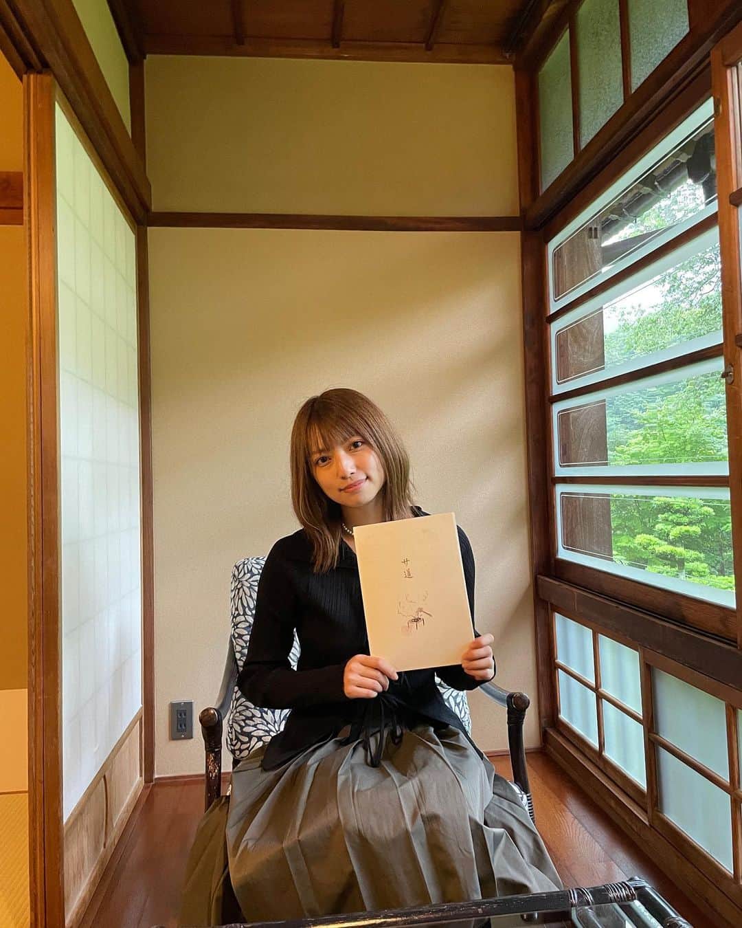 高見奈央さんのインスタグラム写真 - (高見奈央Instagram)「#おちあいろう　サウナレポ📝  サウナを目的にきたので 着いて速攻で露天風呂へ✨  夜は天狗の湯👺 朝は月の湯🌕でした  天狗の湯は洞窟をくり抜いたみたいな お風呂になってて冒険してる気分になった！  サウナ室も岩の合間から湧き水が出てるみたいで湿度も凄いし 川を一望出来て熱くてもまったりと過ごせる空間でした😌  1日目はあいにくの雨だったのですが そんなのお構いなしに露天水風呂へGO🤘  特に感動したのがととのい椅子！！ 天狗も月も同じなのですが、木に包まれてるような形になっていて そのまま大地に埋もれる感覚におちいりました🫠  2セットしてあがって速攻で 生ビール流し込んで出来上がり🥰笑  そのあとすぐにご飯🤤 味覚が研ぎ澄まされたまんま食べる和食はたまりませんでした🥹  ここでのお酒も飲み放題なので シャンパン、ビール、レモンサワー、ワイン、日本酒3種、日本茶 全て完飲🍻笑  その後、お酒も入ってるので水をグビグビ飲みながらサウナに入る時間短くしながら 2セット🌧️  お部屋で飲んだコーヒー牛乳も美味しかった🐮  朝はお部屋の温泉も楽しんで いざ、月の湯へ♨️  お目当てだった水風呂に浮いてるサウナ室をみて 「これこれ〜！」って言っちゃった笑  サウナストーンがいつもより低い位置にあるおかげで ロウリュの蒸気を漏れなく浴びることに成功❤️‍🔥  優しく暖かく包み込んでくれるのね🧖‍♀️  そのあとの水風呂までの同線がワクワクしちゃうのよ💗 キンキンの川のお水も使っている水風呂🧊  そのあとはもうお察しのとおりです…🪐笑  自然と触れ合えるサウナが好きだと改めて実感し まぎれもなく圧倒的に私的No.1サウナになりました🧡  おそるべき…！おちあいろう！  #サウナ #サウナ女子 #サウナイキタイ  #サ活 #伊豆 #おちあいろう #サウナシュラン #女子旅」6月26日 21時37分 - nao_takami1128