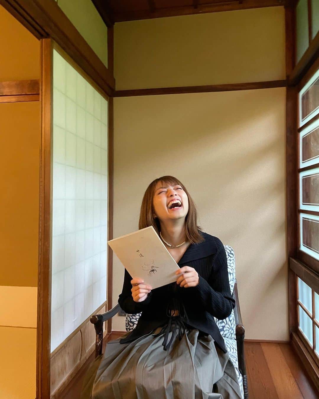 高見奈央さんのインスタグラム写真 - (高見奈央Instagram)「#おちあいろう　サウナレポ📝  サウナを目的にきたので 着いて速攻で露天風呂へ✨  夜は天狗の湯👺 朝は月の湯🌕でした  天狗の湯は洞窟をくり抜いたみたいな お風呂になってて冒険してる気分になった！  サウナ室も岩の合間から湧き水が出てるみたいで湿度も凄いし 川を一望出来て熱くてもまったりと過ごせる空間でした😌  1日目はあいにくの雨だったのですが そんなのお構いなしに露天水風呂へGO🤘  特に感動したのがととのい椅子！！ 天狗も月も同じなのですが、木に包まれてるような形になっていて そのまま大地に埋もれる感覚におちいりました🫠  2セットしてあがって速攻で 生ビール流し込んで出来上がり🥰笑  そのあとすぐにご飯🤤 味覚が研ぎ澄まされたまんま食べる和食はたまりませんでした🥹  ここでのお酒も飲み放題なので シャンパン、ビール、レモンサワー、ワイン、日本酒3種、日本茶 全て完飲🍻笑  その後、お酒も入ってるので水をグビグビ飲みながらサウナに入る時間短くしながら 2セット🌧️  お部屋で飲んだコーヒー牛乳も美味しかった🐮  朝はお部屋の温泉も楽しんで いざ、月の湯へ♨️  お目当てだった水風呂に浮いてるサウナ室をみて 「これこれ〜！」って言っちゃった笑  サウナストーンがいつもより低い位置にあるおかげで ロウリュの蒸気を漏れなく浴びることに成功❤️‍🔥  優しく暖かく包み込んでくれるのね🧖‍♀️  そのあとの水風呂までの同線がワクワクしちゃうのよ💗 キンキンの川のお水も使っている水風呂🧊  そのあとはもうお察しのとおりです…🪐笑  自然と触れ合えるサウナが好きだと改めて実感し まぎれもなく圧倒的に私的No.1サウナになりました🧡  おそるべき…！おちあいろう！  #サウナ #サウナ女子 #サウナイキタイ  #サ活 #伊豆 #おちあいろう #サウナシュラン #女子旅」6月26日 21時37分 - nao_takami1128