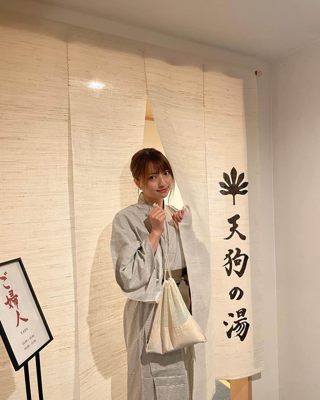 高見奈央さんのインスタグラム写真 - (高見奈央Instagram)「#おちあいろう　サウナレポ📝  サウナを目的にきたので 着いて速攻で露天風呂へ✨  夜は天狗の湯👺 朝は月の湯🌕でした  天狗の湯は洞窟をくり抜いたみたいな お風呂になってて冒険してる気分になった！  サウナ室も岩の合間から湧き水が出てるみたいで湿度も凄いし 川を一望出来て熱くてもまったりと過ごせる空間でした😌  1日目はあいにくの雨だったのですが そんなのお構いなしに露天水風呂へGO🤘  特に感動したのがととのい椅子！！ 天狗も月も同じなのですが、木に包まれてるような形になっていて そのまま大地に埋もれる感覚におちいりました🫠  2セットしてあがって速攻で 生ビール流し込んで出来上がり🥰笑  そのあとすぐにご飯🤤 味覚が研ぎ澄まされたまんま食べる和食はたまりませんでした🥹  ここでのお酒も飲み放題なので シャンパン、ビール、レモンサワー、ワイン、日本酒3種、日本茶 全て完飲🍻笑  その後、お酒も入ってるので水をグビグビ飲みながらサウナに入る時間短くしながら 2セット🌧️  お部屋で飲んだコーヒー牛乳も美味しかった🐮  朝はお部屋の温泉も楽しんで いざ、月の湯へ♨️  お目当てだった水風呂に浮いてるサウナ室をみて 「これこれ〜！」って言っちゃった笑  サウナストーンがいつもより低い位置にあるおかげで ロウリュの蒸気を漏れなく浴びることに成功❤️‍🔥  優しく暖かく包み込んでくれるのね🧖‍♀️  そのあとの水風呂までの同線がワクワクしちゃうのよ💗 キンキンの川のお水も使っている水風呂🧊  そのあとはもうお察しのとおりです…🪐笑  自然と触れ合えるサウナが好きだと改めて実感し まぎれもなく圧倒的に私的No.1サウナになりました🧡  おそるべき…！おちあいろう！  #サウナ #サウナ女子 #サウナイキタイ  #サ活 #伊豆 #おちあいろう #サウナシュラン #女子旅」6月26日 21時37分 - nao_takami1128