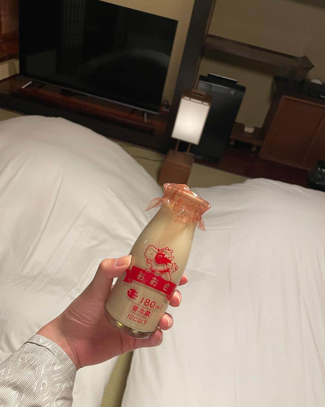 高見奈央さんのインスタグラム写真 - (高見奈央Instagram)「#おちあいろう　サウナレポ📝  サウナを目的にきたので 着いて速攻で露天風呂へ✨  夜は天狗の湯👺 朝は月の湯🌕でした  天狗の湯は洞窟をくり抜いたみたいな お風呂になってて冒険してる気分になった！  サウナ室も岩の合間から湧き水が出てるみたいで湿度も凄いし 川を一望出来て熱くてもまったりと過ごせる空間でした😌  1日目はあいにくの雨だったのですが そんなのお構いなしに露天水風呂へGO🤘  特に感動したのがととのい椅子！！ 天狗も月も同じなのですが、木に包まれてるような形になっていて そのまま大地に埋もれる感覚におちいりました🫠  2セットしてあがって速攻で 生ビール流し込んで出来上がり🥰笑  そのあとすぐにご飯🤤 味覚が研ぎ澄まされたまんま食べる和食はたまりませんでした🥹  ここでのお酒も飲み放題なので シャンパン、ビール、レモンサワー、ワイン、日本酒3種、日本茶 全て完飲🍻笑  その後、お酒も入ってるので水をグビグビ飲みながらサウナに入る時間短くしながら 2セット🌧️  お部屋で飲んだコーヒー牛乳も美味しかった🐮  朝はお部屋の温泉も楽しんで いざ、月の湯へ♨️  お目当てだった水風呂に浮いてるサウナ室をみて 「これこれ〜！」って言っちゃった笑  サウナストーンがいつもより低い位置にあるおかげで ロウリュの蒸気を漏れなく浴びることに成功❤️‍🔥  優しく暖かく包み込んでくれるのね🧖‍♀️  そのあとの水風呂までの同線がワクワクしちゃうのよ💗 キンキンの川のお水も使っている水風呂🧊  そのあとはもうお察しのとおりです…🪐笑  自然と触れ合えるサウナが好きだと改めて実感し まぎれもなく圧倒的に私的No.1サウナになりました🧡  おそるべき…！おちあいろう！  #サウナ #サウナ女子 #サウナイキタイ  #サ活 #伊豆 #おちあいろう #サウナシュラン #女子旅」6月26日 21時37分 - nao_takami1128