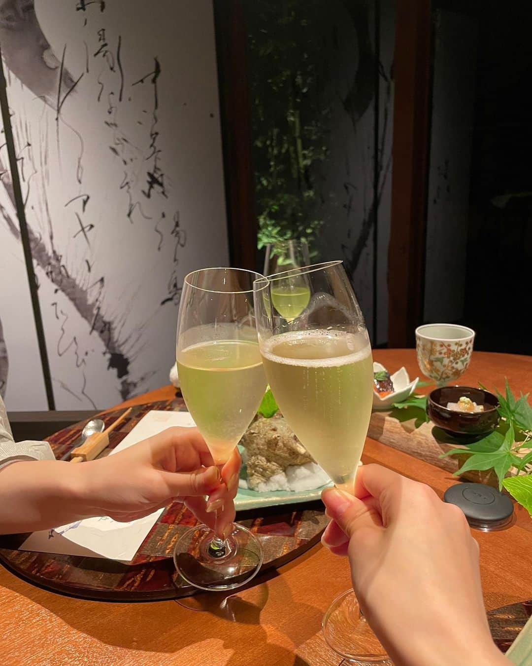 高見奈央さんのインスタグラム写真 - (高見奈央Instagram)「#おちあいろう　サウナレポ📝  サウナを目的にきたので 着いて速攻で露天風呂へ✨  夜は天狗の湯👺 朝は月の湯🌕でした  天狗の湯は洞窟をくり抜いたみたいな お風呂になってて冒険してる気分になった！  サウナ室も岩の合間から湧き水が出てるみたいで湿度も凄いし 川を一望出来て熱くてもまったりと過ごせる空間でした😌  1日目はあいにくの雨だったのですが そんなのお構いなしに露天水風呂へGO🤘  特に感動したのがととのい椅子！！ 天狗も月も同じなのですが、木に包まれてるような形になっていて そのまま大地に埋もれる感覚におちいりました🫠  2セットしてあがって速攻で 生ビール流し込んで出来上がり🥰笑  そのあとすぐにご飯🤤 味覚が研ぎ澄まされたまんま食べる和食はたまりませんでした🥹  ここでのお酒も飲み放題なので シャンパン、ビール、レモンサワー、ワイン、日本酒3種、日本茶 全て完飲🍻笑  その後、お酒も入ってるので水をグビグビ飲みながらサウナに入る時間短くしながら 2セット🌧️  お部屋で飲んだコーヒー牛乳も美味しかった🐮  朝はお部屋の温泉も楽しんで いざ、月の湯へ♨️  お目当てだった水風呂に浮いてるサウナ室をみて 「これこれ〜！」って言っちゃった笑  サウナストーンがいつもより低い位置にあるおかげで ロウリュの蒸気を漏れなく浴びることに成功❤️‍🔥  優しく暖かく包み込んでくれるのね🧖‍♀️  そのあとの水風呂までの同線がワクワクしちゃうのよ💗 キンキンの川のお水も使っている水風呂🧊  そのあとはもうお察しのとおりです…🪐笑  自然と触れ合えるサウナが好きだと改めて実感し まぎれもなく圧倒的に私的No.1サウナになりました🧡  おそるべき…！おちあいろう！  #サウナ #サウナ女子 #サウナイキタイ  #サ活 #伊豆 #おちあいろう #サウナシュラン #女子旅」6月26日 21時37分 - nao_takami1128