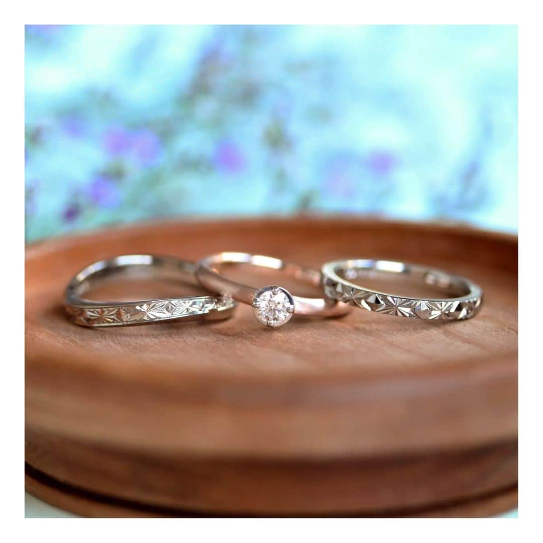 ith / イズ オーダメイド結婚指輪さんのインスタグラム写真 - (ith / イズ オーダメイド結婚指輪Instagram)「お二人との出会いは新宿アトリエで。 男性からの婚約指輪のご相談がきっかけでした。  “パートナー好みの指輪ににしたい”  優しい想いからオーダーメイドに興味を持たれ、選ばれたのは《アンティーコ》というデザインでした。  ダイヤモンドの透明感が引き立つプラチナの石座に、ピンクゴールドのリングアームを合わせて温かみのある仕上がりに。  2色の組み合わせが、特別な気持ちを伝えます。  そして、さらにこだわったのが宝石選びでしたね。  “自分の目で見て、よいと思ったものを選びたい” と、男性が選び抜かれたダイヤモンドお留めしています。  そして、結婚指輪選びはお二人で。  婚約指輪の制作期間中に、そうとは知らずに女性もアトリエを訪ねてくださり、お揃いの彫り模様を施した結婚指輪を選ばれました。  地金はホワイトゴールド、ベースのデザインはお二人それぞれで。オーダーメイドならではのデザインアレンジを、楽しそうにご検討くださいました。  そしてご納品の日。  お二人の結婚指輪と、女性の知らない婚約指輪をお披露目した瞬間の笑顔は忘れることができません。  これからお二人と3つの指輪が一緒に過ごされる時間が、喜びと笑顔溢れるものでありますように！  ▽ 指輪について 婚約指輪：アンティーコ K18YG：258,000円〜  結婚指輪(男性)：ヴィバーチェ K18WG：166,000円〜  結婚指輪(女性)：アニス K18WG：160,000円〜  お問い合わせコード：  *********************************** ⧉ ith 公式WEB  @ith_marriage アカウントTOPへ 　 ☞ プロフィールURLをタップ  ⧉ 公式ハッシュタグ   ☞ #イズマリッジ   ⧉ 暮らしに寄り添うジュエリー  ith online store ☞  @ith_jewelry   ***********************************  #結婚指輪 #マリッジリング  #婚約指輪 #エンゲージリング #カスタマイズ #オーダーメイド #オーダーメイドリング #手仕事 #結婚指輪オーダー #アトリエ #ゴールドリング  #ダイヤモンド #結婚指輪探し #結婚指輪選び #指輪選び #指輪探し #結婚準備 #婚約 #プロポーズ #プレ花嫁  #花嫁準備 #2023秋婚 #2023冬婚  #2024春婚 #2024夏婚 #職人 #新宿 #サプライズ #プレゼント」6月26日 21時31分 - ith_marriage