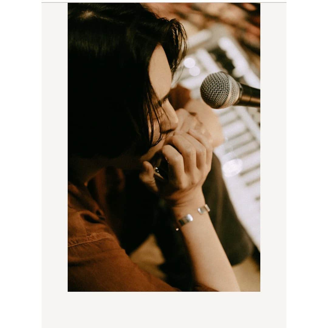 journaleatripさんのインスタグラム写真 - (journaleatripInstagram)「tasty life sound  もっと携帯が進化するとしたなら 匂ったり、 風が耳を撫でたり 予期せぬ音がはいってきたり 想像を掻き立てるツールになったり いぇいぇやっぱりライブ  2023/6/22  at @eatripsoil   photo @mitamuraryo  movie @hiroshiokuyaman   #3eye1mouth  #soundblow」6月26日 21時32分 - eatripjournal