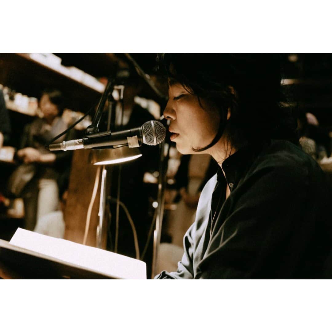 journaleatripさんのインスタグラム写真 - (journaleatripInstagram)「tasty life sound  もっと携帯が進化するとしたなら 匂ったり、 風が耳を撫でたり 予期せぬ音がはいってきたり 想像を掻き立てるツールになったり いぇいぇやっぱりライブ  2023/6/22  at @eatripsoil   photo @mitamuraryo  movie @hiroshiokuyaman   #3eye1mouth  #soundblow」6月26日 21時32分 - eatripjournal