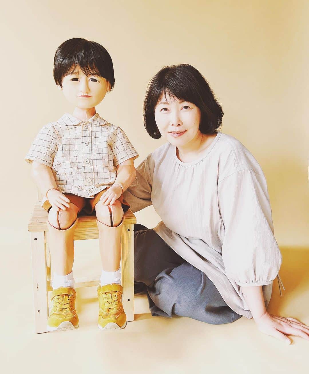池谷のぶえのインスタグラム：「EPOCH MAN「我ら宇宙の塵」パンフ撮影＆インタビューデーでした。やっと星太郎に会えました。愛おしい⭐️  皆さんは着々とお稽古を重ねる日々ですが、私といえばお稽古場に行く度に、ツアーのお土産でみんなにジャンケンしてもらう姿を楽しむ人だけになりつつあります。  epochman.com/uchu2023.html  #我ら宇宙の塵」