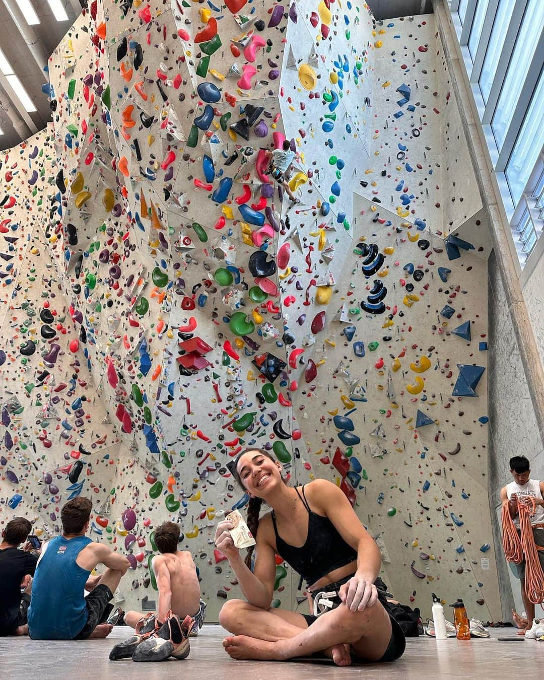 ブルック・ラバウトゥーさんのインスタグラム写真 - (ブルック・ラバウトゥーInstagram)「The three sides of Innsbruck: compete, train, recover 😎 • @gomacro getting me through all three 🙏」6月26日 21時34分 - brookeraboutou