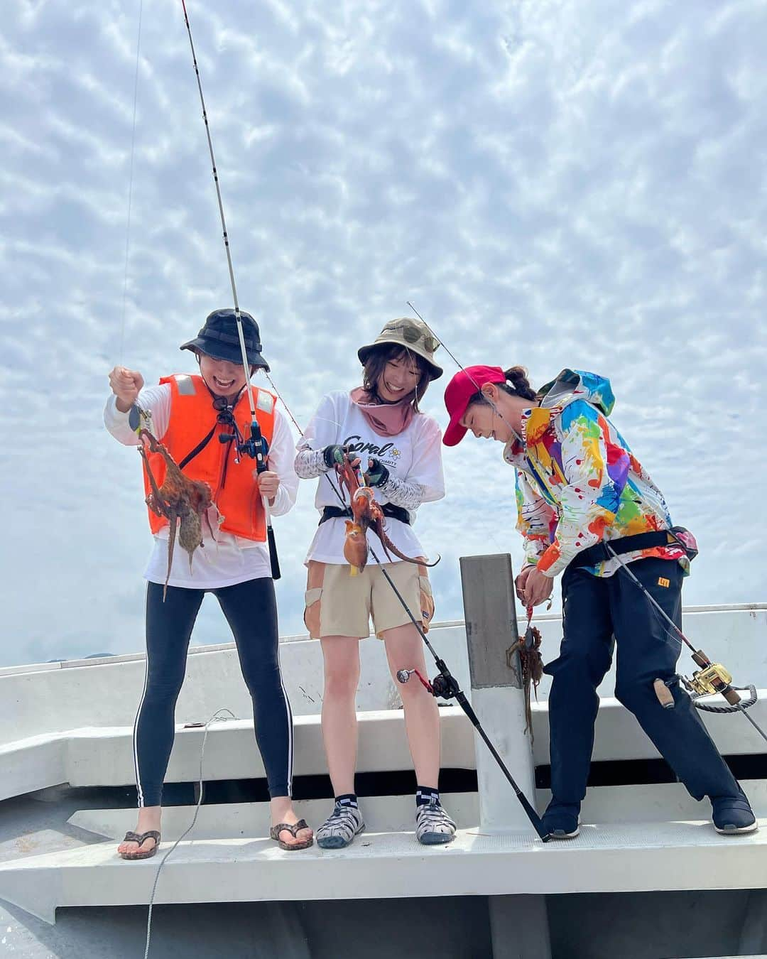 Yuika Matsuさんのインスタグラム写真 - (Yuika MatsuInstagram)「釣り🎣 　 はじめてのタコ釣りは @ayami__summer と行ってきました🐙 　  YouTube見たりみんなからも、 タコが来たらズーーんっと重くなるよ！ って言われてたけど、 そんなの分かるかなぁ？と心配していたら、 1投目からタコが来ていたのに全く気づかず、、笑 　 　 ずっと、底にチョンチョンしながら なんか今日の竿めちゃくちゃ重いやけど😕 ほんまに重いわー😟 　 で、あげてみたら引っかかってました笑  それからズーーンっの意味が分かり ひたすら底をチョンチョン。 　 結果3杯ゲットしたよーー🙌🏻 　 なかなかいい大きさで楽しかった！💓 　  舲長、同者のみなさん、ありがとうございました！ 🛥栄真丸 @eishinmaru1392   　 めちゃくちゃDMでも 質問してもらっていたフィッシングウェア🐟は @loudmouth_japan_official  @loudmouth_hommachi  @loudmouth    さんのもの！ 最近釣りブランドが展開されて かわいいウェアが沢山ありましたよ💓 　  　 　  #栄真丸#室津#釣り船#タコ釣り#船タコ釣り #明石タコ#淡路島#室津漁港#淡路#awajiisland #船釣 #海釣り#魚好き#釣り#釣果#釣り好き　 #釣りガール#アングラーズ #釣り女子 #ツリジョ #フィッシングガール#釣りデビュー」6月26日 21時35分 - yuika00802