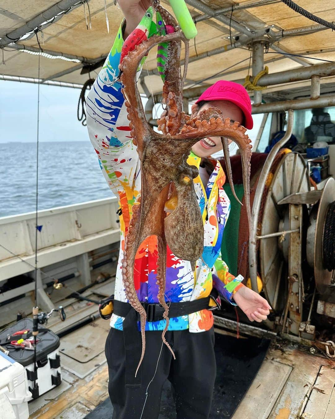 Yuika Matsuさんのインスタグラム写真 - (Yuika MatsuInstagram)「釣り🎣 　 はじめてのタコ釣りは @ayami__summer と行ってきました🐙 　  YouTube見たりみんなからも、 タコが来たらズーーんっと重くなるよ！ って言われてたけど、 そんなの分かるかなぁ？と心配していたら、 1投目からタコが来ていたのに全く気づかず、、笑 　 　 ずっと、底にチョンチョンしながら なんか今日の竿めちゃくちゃ重いやけど😕 ほんまに重いわー😟 　 で、あげてみたら引っかかってました笑  それからズーーンっの意味が分かり ひたすら底をチョンチョン。 　 結果3杯ゲットしたよーー🙌🏻 　 なかなかいい大きさで楽しかった！💓 　  舲長、同者のみなさん、ありがとうございました！ 🛥栄真丸 @eishinmaru1392   　 めちゃくちゃDMでも 質問してもらっていたフィッシングウェア🐟は @loudmouth_japan_official  @loudmouth_hommachi  @loudmouth    さんのもの！ 最近釣りブランドが展開されて かわいいウェアが沢山ありましたよ💓 　  　 　  #栄真丸#室津#釣り船#タコ釣り#船タコ釣り #明石タコ#淡路島#室津漁港#淡路#awajiisland #船釣 #海釣り#魚好き#釣り#釣果#釣り好き　 #釣りガール#アングラーズ #釣り女子 #ツリジョ #フィッシングガール#釣りデビュー」6月26日 21時35分 - yuika00802