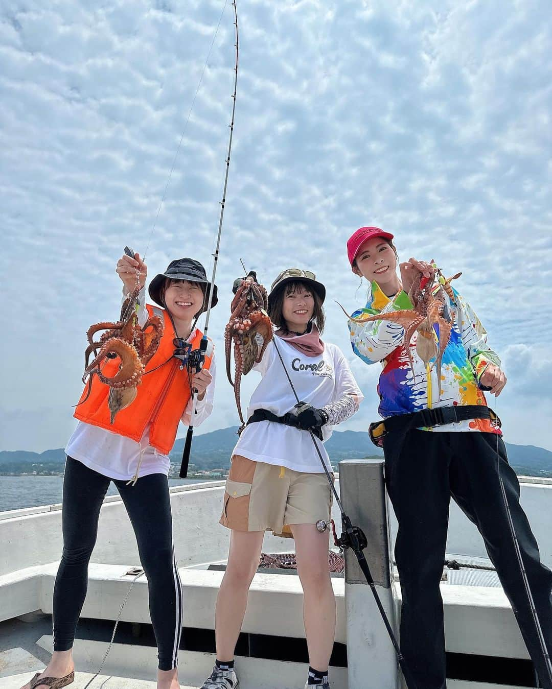 Yuika Matsuさんのインスタグラム写真 - (Yuika MatsuInstagram)「釣り🎣 　 はじめてのタコ釣りは @ayami__summer と行ってきました🐙 　  YouTube見たりみんなからも、 タコが来たらズーーんっと重くなるよ！ って言われてたけど、 そんなの分かるかなぁ？と心配していたら、 1投目からタコが来ていたのに全く気づかず、、笑 　 　 ずっと、底にチョンチョンしながら なんか今日の竿めちゃくちゃ重いやけど😕 ほんまに重いわー😟 　 で、あげてみたら引っかかってました笑  それからズーーンっの意味が分かり ひたすら底をチョンチョン。 　 結果3杯ゲットしたよーー🙌🏻 　 なかなかいい大きさで楽しかった！💓 　  舲長、同者のみなさん、ありがとうございました！ 🛥栄真丸 @eishinmaru1392   　 めちゃくちゃDMでも 質問してもらっていたフィッシングウェア🐟は @loudmouth_japan_official  @loudmouth_hommachi  @loudmouth    さんのもの！ 最近釣りブランドが展開されて かわいいウェアが沢山ありましたよ💓 　  　 　  #栄真丸#室津#釣り船#タコ釣り#船タコ釣り #明石タコ#淡路島#室津漁港#淡路#awajiisland #船釣 #海釣り#魚好き#釣り#釣果#釣り好き　 #釣りガール#アングラーズ #釣り女子 #ツリジョ #フィッシングガール#釣りデビュー」6月26日 21時35分 - yuika00802