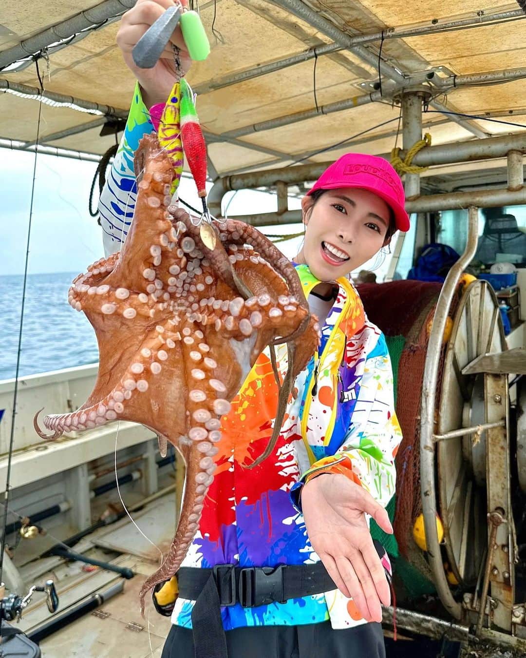 Yuika Matsuさんのインスタグラム写真 - (Yuika MatsuInstagram)「釣り🎣 　 はじめてのタコ釣りは @ayami__summer と行ってきました🐙 　  YouTube見たりみんなからも、 タコが来たらズーーんっと重くなるよ！ って言われてたけど、 そんなの分かるかなぁ？と心配していたら、 1投目からタコが来ていたのに全く気づかず、、笑 　 　 ずっと、底にチョンチョンしながら なんか今日の竿めちゃくちゃ重いやけど😕 ほんまに重いわー😟 　 で、あげてみたら引っかかってました笑  それからズーーンっの意味が分かり ひたすら底をチョンチョン。 　 結果3杯ゲットしたよーー🙌🏻 　 なかなかいい大きさで楽しかった！💓 　  舲長、同者のみなさん、ありがとうございました！ 🛥栄真丸 @eishinmaru1392   　 めちゃくちゃDMでも 質問してもらっていたフィッシングウェア🐟は @loudmouth_japan_official  @loudmouth_hommachi  @loudmouth    さんのもの！ 最近釣りブランドが展開されて かわいいウェアが沢山ありましたよ💓 　  　 　  #栄真丸#室津#釣り船#タコ釣り#船タコ釣り #明石タコ#淡路島#室津漁港#淡路#awajiisland #船釣 #海釣り#魚好き#釣り#釣果#釣り好き　 #釣りガール#アングラーズ #釣り女子 #ツリジョ #フィッシングガール#釣りデビュー」6月26日 21時35分 - yuika00802