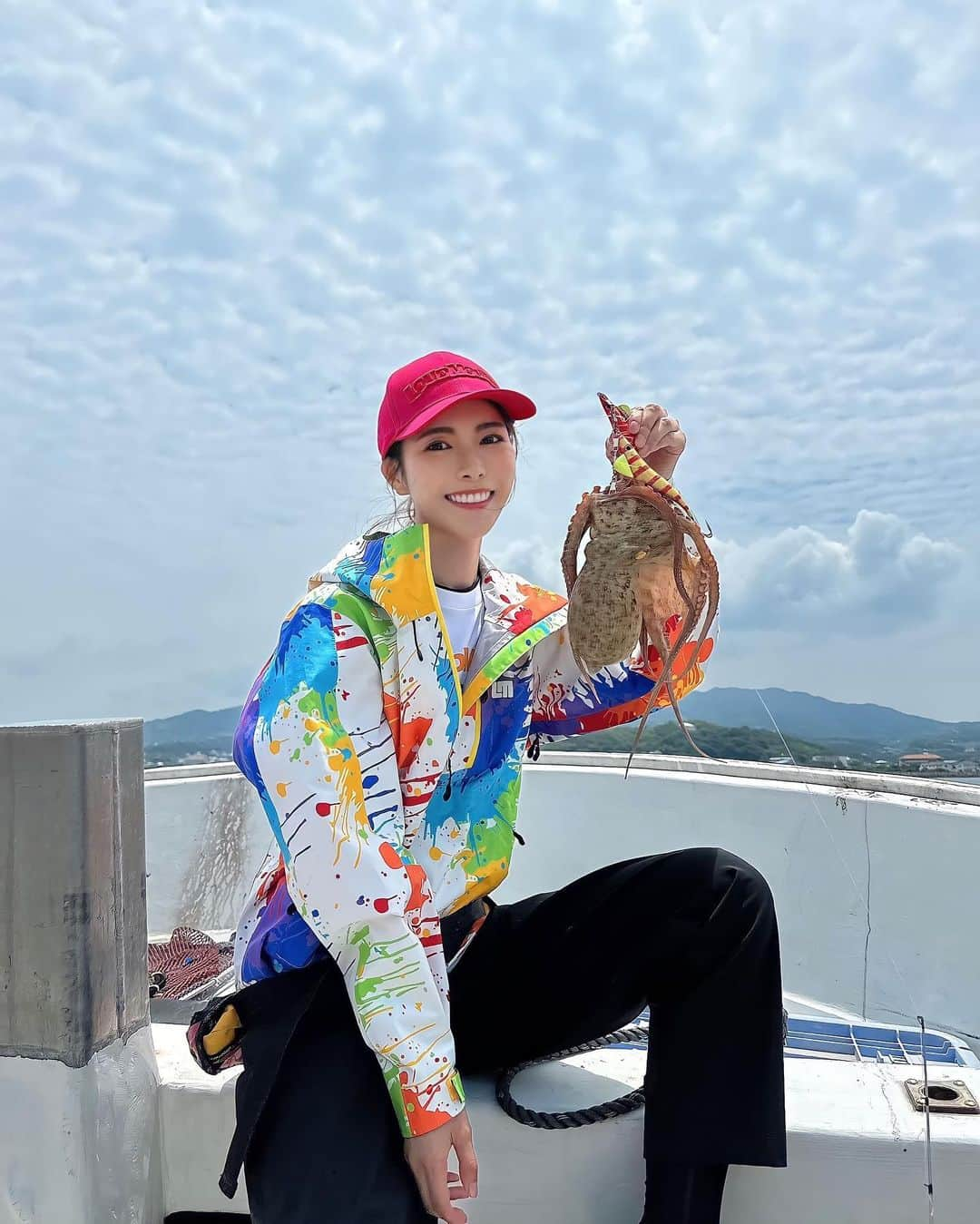 Yuika Matsuさんのインスタグラム写真 - (Yuika MatsuInstagram)「釣り🎣 　 はじめてのタコ釣りは @ayami__summer と行ってきました🐙 　  YouTube見たりみんなからも、 タコが来たらズーーんっと重くなるよ！ って言われてたけど、 そんなの分かるかなぁ？と心配していたら、 1投目からタコが来ていたのに全く気づかず、、笑 　 　 ずっと、底にチョンチョンしながら なんか今日の竿めちゃくちゃ重いやけど😕 ほんまに重いわー😟 　 で、あげてみたら引っかかってました笑  それからズーーンっの意味が分かり ひたすら底をチョンチョン。 　 結果3杯ゲットしたよーー🙌🏻 　 なかなかいい大きさで楽しかった！💓 　  舲長、同者のみなさん、ありがとうございました！ 🛥栄真丸 @eishinmaru1392   　 めちゃくちゃDMでも 質問してもらっていたフィッシングウェア🐟は @loudmouth_japan_official  @loudmouth_hommachi  @loudmouth    さんのもの！ 最近釣りブランドが展開されて かわいいウェアが沢山ありましたよ💓 　  　 　  #栄真丸#室津#釣り船#タコ釣り#船タコ釣り #明石タコ#淡路島#室津漁港#淡路#awajiisland #船釣 #海釣り#魚好き#釣り#釣果#釣り好き　 #釣りガール#アングラーズ #釣り女子 #ツリジョ #フィッシングガール#釣りデビュー」6月26日 21時35分 - yuika00802