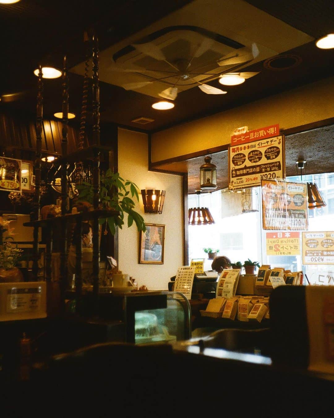 パース・ナクンさんのインスタグラム写真 - (パース・ナクンInstagram)「coffee in tokyo ☕️  📸 @abeasamidesu  makeup & hair @jhun_hm  stylist @shizu_nishikawa  outfit @asstandard_official  @adonust」6月26日 21時46分 - perth_ss