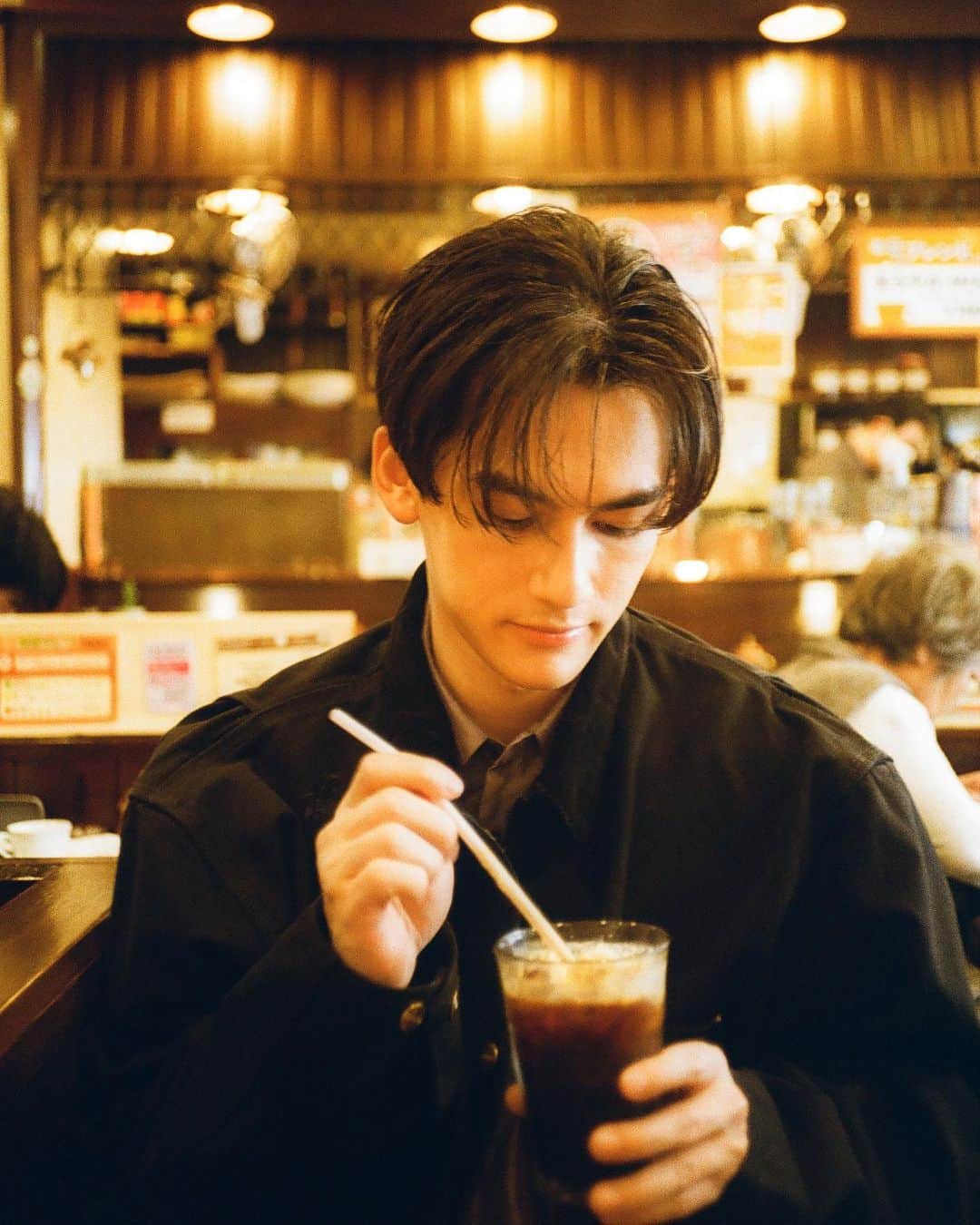 パース・ナクンのインスタグラム：「coffee in tokyo ☕️  📸 @abeasamidesu  makeup & hair @jhun_hm  stylist @shizu_nishikawa  outfit @asstandard_official  @adonust」