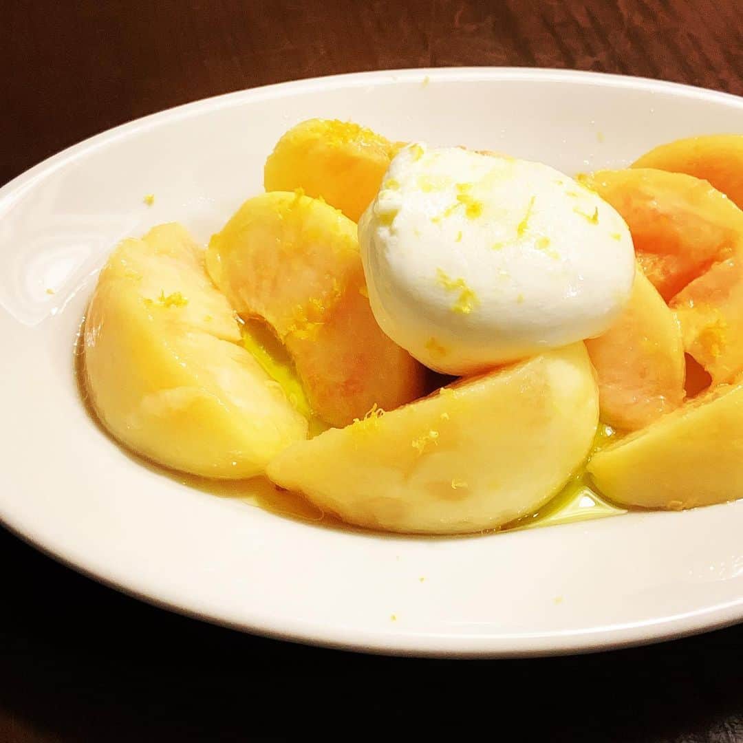志摩有子さんのインスタグラム写真 - (志摩有子Instagram)「今年も桃とブッラータの季節が始まりました。桃には軽くホワイトバルサミコとオリーブオイルをまとわせてメリハリを。仕上げにレモンの皮をおろしかけて爽やかに。  #桃とブッラータ #ちよひめ @marumitu_momo」6月26日 21時38分 - ariko418