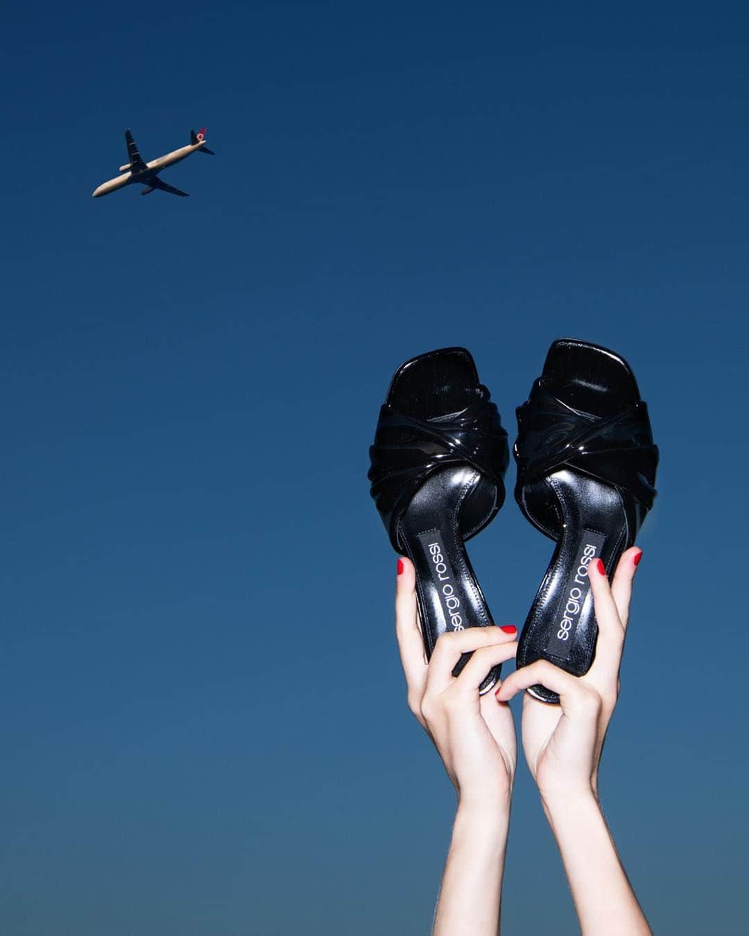 のインスタグラム：「Looking for a pair of black mules that are sleek, fancy, and versatile? Here they are! Soon on sergiorossi.com  #SergioRossi」