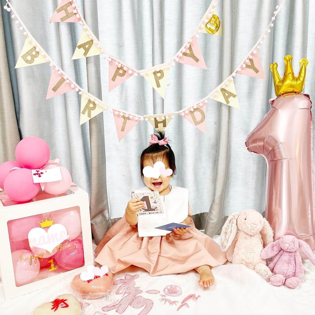ririiiiii58さんのインスタグラム写真 - (ririiiiii58Instagram)「🌸⋆*  ⋆⸜ ʜᴀᴘᴘʏ 1ѕт ʙɪʀᴛʜᴅᴀʏ ⸝⋆  危うく月をまたぐところでしたが 次女1歳の#おうちスタジオ ´-  ハーフバースデーも発熱してたけど 今回も発熱しまして🌡‪ ͗ ͗‬ 体調、ご機嫌、回復してから撮りました🩷❤️  人見知り場所見知りほぼせず いつもニコニコ◡̈ 頭ゴツンしても水かけられても泣かない 逞しい末っ子girlに育っております♩.｡  #happy1stbirthday#1歳バースデー#お誕生日おめでとう#誕生日パーティー#誕生日飾り付け#バースデーフォト#4人目末っ子#amicakids#アミカキッズ#familiar#ファミリア#選び取りカード#1歳女の子#バルーンアート#一升餅#楽天roomに載せてます#楽天roomやってます」6月26日 21時43分 - ririiiiii58