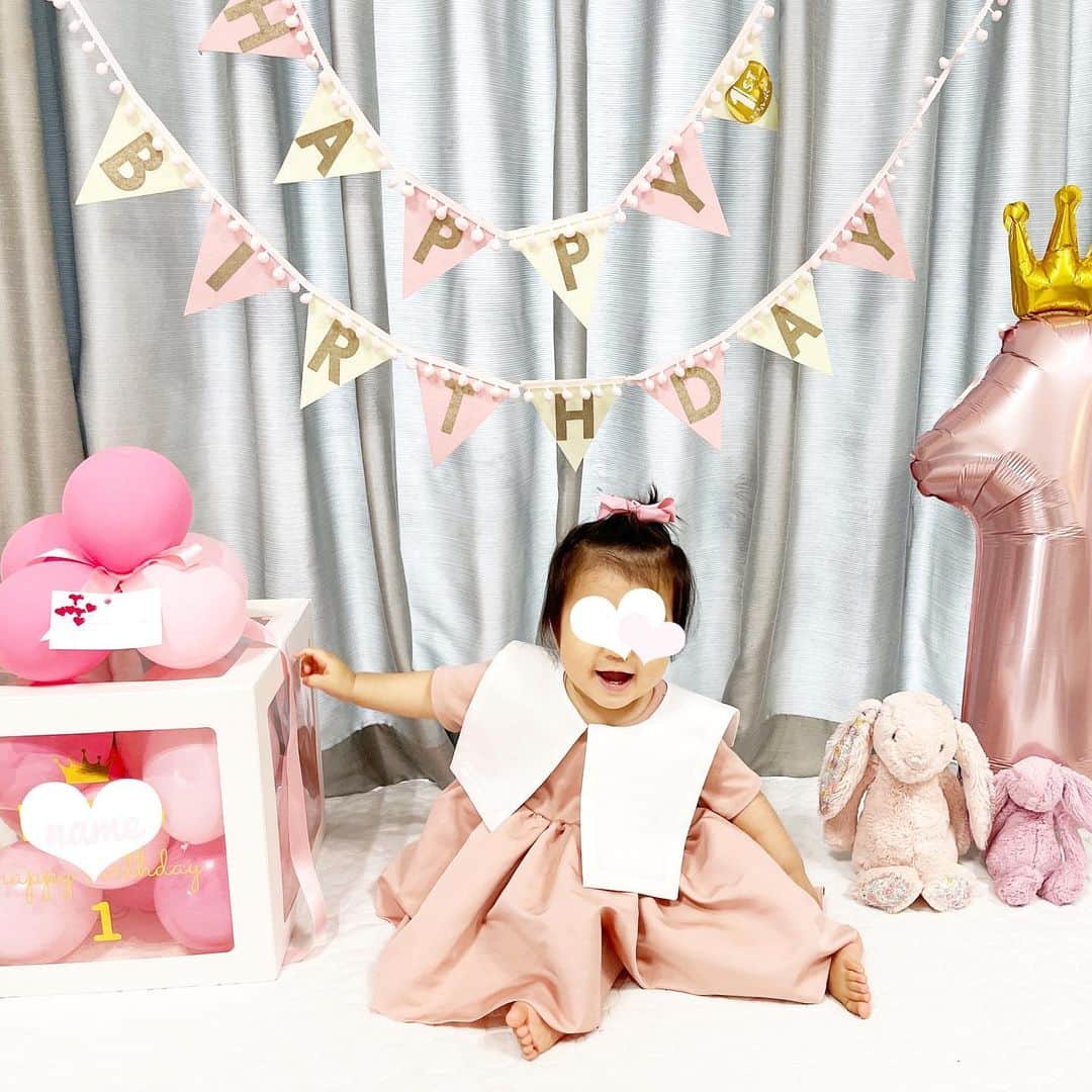 ririiiiii58さんのインスタグラム写真 - (ririiiiii58Instagram)「🌸⋆*  ⋆⸜ ʜᴀᴘᴘʏ 1ѕт ʙɪʀᴛʜᴅᴀʏ ⸝⋆  危うく月をまたぐところでしたが 次女1歳の#おうちスタジオ ´-  ハーフバースデーも発熱してたけど 今回も発熱しまして🌡‪ ͗ ͗‬ 体調、ご機嫌、回復してから撮りました🩷❤️  人見知り場所見知りほぼせず いつもニコニコ◡̈ 頭ゴツンしても水かけられても泣かない 逞しい末っ子girlに育っております♩.｡  #happy1stbirthday#1歳バースデー#お誕生日おめでとう#誕生日パーティー#誕生日飾り付け#バースデーフォト#4人目末っ子#amicakids#アミカキッズ#familiar#ファミリア#選び取りカード#1歳女の子#バルーンアート#一升餅#楽天roomに載せてます#楽天roomやってます」6月26日 21時43分 - ririiiiii58