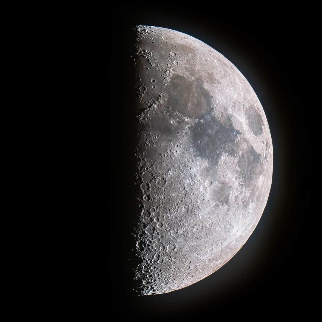 KAGAYAさんのインスタグラム写真 - (KAGAYAInstagram)「空をご覧ください。 西に上弦の月が輝いています。 （先ほど望遠鏡を使って撮影） 今日もお疲れさまでした。」6月26日 21時43分 - kagaya11949