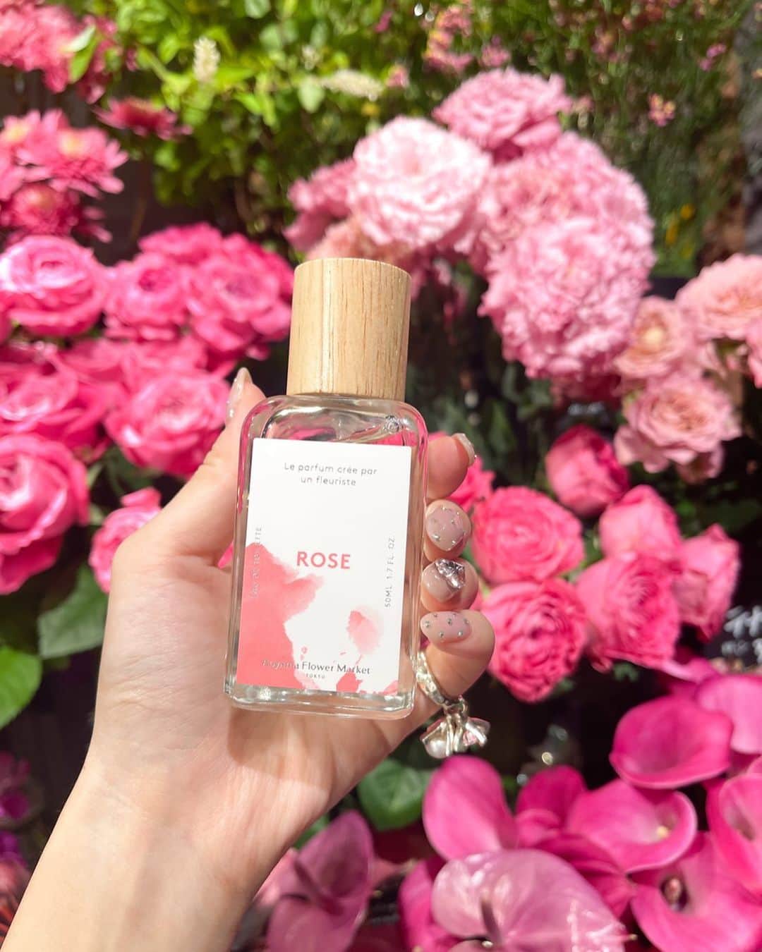 朝長美桜さんのインスタグラム写真 - (朝長美桜Instagram)「お花屋さんの香水💐🤍  何種類かあって、私はローズにしました🌹 香水好きで色々持っているけど、何気にローズの香りは初めて、、✨  本当に生花のような香りで幸せに包まれる♡  気分によって使い分けていきたいと思います♡♡」6月26日 21時44分 - miochan_0517