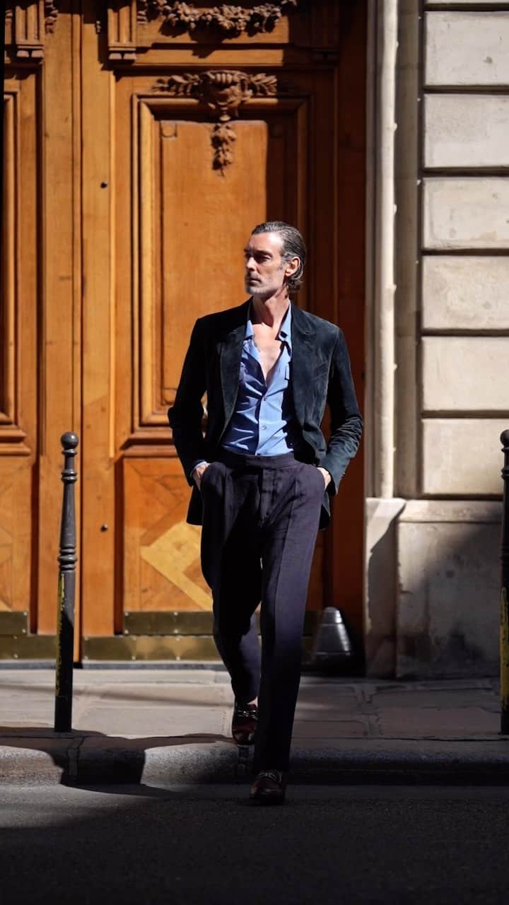 ベルルッティのインスタグラム：「- ON THE STREET: MEN’S PARIS FASHION WEEK WITH #BERLUTI -  Elegance with an edge: as Berluti’s Spring-Summer 2024 is unveiled during @parisfashionweek, @richardbiedul previews some of its styles, including the new B Volute loafers, inspired by Berluti’s historic rue Marbeuf store.   Video by @webstylestory and @markelliar  #pfw #summer2024」