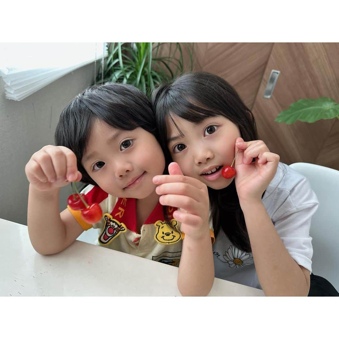 ともみさんのインスタグラム写真 - (ともみInstagram)「. #🍒🍒🍒 . さくらんぼ食べてたら3枚目の動画思い出しまして🥺 . 「どーじょ🍒あいっ」 . なっつかしい〜🥹 ベイビーゆずでした👶 . #姉弟 #9歳 #5歳」6月26日 21時47分 - yuzu_haru_18