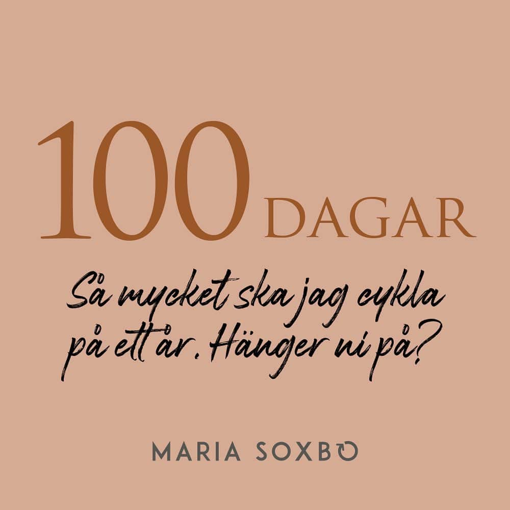 Maria Soxboのインスタグラム：「Cykla 100 dagar på ett år. Det går väl? 👊🏻🚲  Rätt ofta tänker jag att vägen till snabbare omställning handlar om att väcka folks tävlingsinstinkt. Utmana lite, hitta ett slags gamification kring beteendeförändringar.   @klimatklubben.se nosar lite på detta med Cykelutmaningen! Vi vill helt enkelt locka fler att testa att ställa bilen lite oftare i vardagen. Det leder förhoppningsvis till en del sänkta utsläpp så klart – men främst handlar det om att fler helt enkelt ska få en morot att testa att ändra ett ohållbart beteende och lägga grunden för en ny vana.  Min mamma cyklade till jobbet året om under hela sitt arbetsliv. Hon hade inte superlånga – 6 kilometer enkel väg – men vi bodde i Södra Norrland och mina barndoms vintrar var kalla och rejält snörika. Hon jobbade dessutom skift, så de där 6 kilometrarna skulle rullas mitt i natten, i skymningen, tidigt på morgonen och mitt på dagen – i regn, snö, halka och blåst. Jag kommer aldrig att sluta beundra min mamma för det.  Jag är betydligt bekvämare, trots att jag bor längre söderut OCH äger en elcykel. Ehum. Så nu har jag nappat på utmaningen, för det är klart att jag borde cykla ännu mer än jag gör på ett år! (Jag ersätter främst kollektivtrafik eftersom jag sällan tar bilen i vardagen, men ändå – klart cyklingen är bästa valet!)  Kanske blir ni också sugna på att haka på? Kolla in klimatklubben.se/Cykelutmaningen där ni kan ladda ner en superfin affisch (av @majasbok ) för att hålla koll på cyklade kilometrar. Glöm inte att registrera er också, så vi kan mäta hur många som är med! 👊🏻  (Tips: Apparna MapMyRide och Strava kan användas för att räkna rullade kilometer.)  Cykelutmaningen kan inledas prick när som helst – men lite gött att komma igång och riva av en massa dagar nu i sommar, visst! Får jag med mig några av er i detta?  #100dagarcykel #cykelutmaningen」