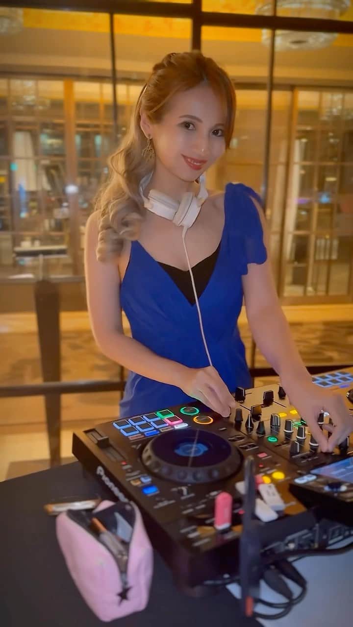のインスタグラム：「金髪つけてみた💆‍♀️ 今週も東京ベイにいるよ🫶🏼  #dj #djing #dj動画 #djset #partyoutfit #インターコンチネンタル東京ベイ」