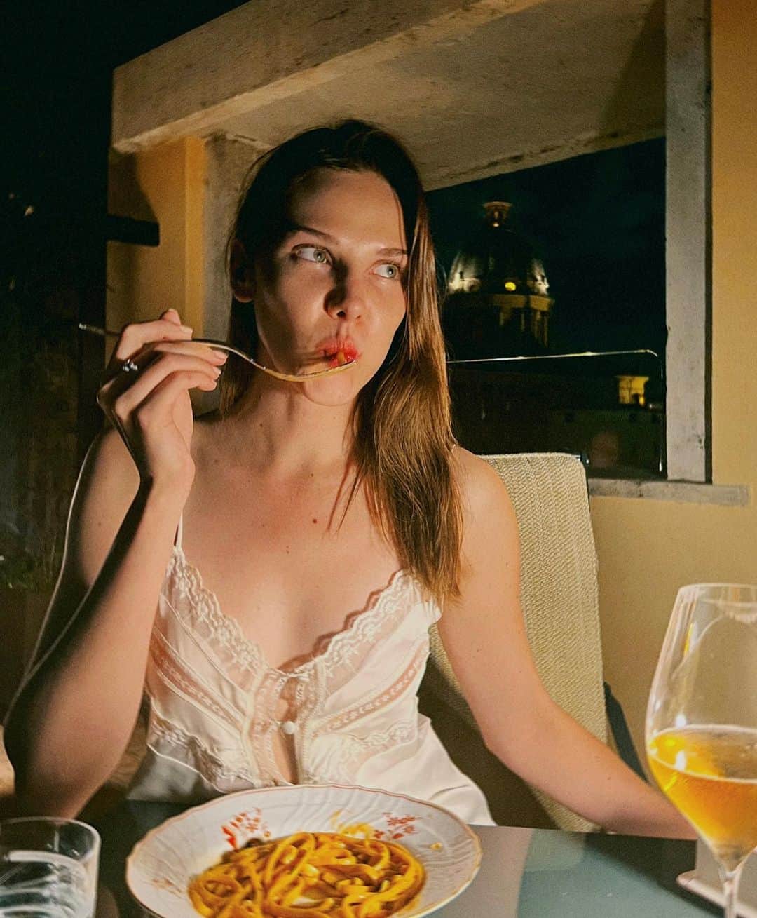 アリナ・ボツのインスタグラム：「Attraversiamo🍝」