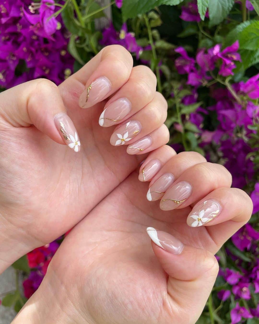 Chihiroさんのインスタグラム写真 - (ChihiroInstagram)「NAIL🌺  イタリア旅行のネイルについてご質問いただいたのでご紹介♡  今回はイタリア🇮🇹をイメージして 花モチーフのネイルにしました。 ゴールドのアクセントがお気に入りポイントです。  フットは深い赤💅  #ネイルデザイン  #旅行ネイル #ポジターノ #positano #リゾートコーデ #イタリア旅行 #piccolosantandrea   〜〜〜〜〜〜〜〜〜〜〜〜〜〜〜〜〜〜〜 【イメージコンサルティングサロン　Ciccy】  パーソナルカラー診断が気になる方はこちら ▶︎ @ciccy_shibaura   ♦︎時間 9:30〜17:30 (時間調整可能)  ♦︎場所 東京都港区芝浦  ♦︎定休日 なし  ♦︎メニュー ✈︎Economy class✈︎ パーソナルカラー診断＋骨格診断 Ciccy診断士枠: ¥22,500- 代表栂野枠：¥32,000- ※ペア診断可能  ✈︎Business class✈︎ パーソナルカラー診断＋骨格診断＋メイクレッスン 代表栂野枠：¥48,500- ※ペア診断可能  ✈︎First class✈︎ 3〜4日かけて行うトータルプロデュース。メニューはカスタマイズ可能。 代表栂野枠：99,500-  詳細はInstagramプロフィール下のURLよりご確認ください。 〜〜〜〜〜〜〜〜〜〜〜〜〜〜〜 【イメージコンサルタント養成講座】  GIA芝浦校の養成講座は8月まで満席です。 現在2023年9月スタートより募集を開始いたしました♡ 詳しくはHPをご覧ください♡  〜〜〜〜〜〜〜〜〜〜〜〜〜〜〜」6月26日 21時57分 - chippp49