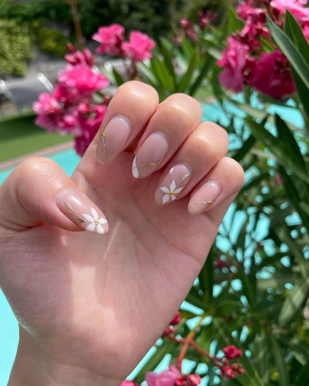 Chihiroさんのインスタグラム写真 - (ChihiroInstagram)「NAIL🌺  イタリア旅行のネイルについてご質問いただいたのでご紹介♡  今回はイタリア🇮🇹をイメージして 花モチーフのネイルにしました。 ゴールドのアクセントがお気に入りポイントです。  フットは深い赤💅  #ネイルデザイン  #旅行ネイル #ポジターノ #positano #リゾートコーデ #イタリア旅行 #piccolosantandrea   〜〜〜〜〜〜〜〜〜〜〜〜〜〜〜〜〜〜〜 【イメージコンサルティングサロン　Ciccy】  パーソナルカラー診断が気になる方はこちら ▶︎ @ciccy_shibaura   ♦︎時間 9:30〜17:30 (時間調整可能)  ♦︎場所 東京都港区芝浦  ♦︎定休日 なし  ♦︎メニュー ✈︎Economy class✈︎ パーソナルカラー診断＋骨格診断 Ciccy診断士枠: ¥22,500- 代表栂野枠：¥32,000- ※ペア診断可能  ✈︎Business class✈︎ パーソナルカラー診断＋骨格診断＋メイクレッスン 代表栂野枠：¥48,500- ※ペア診断可能  ✈︎First class✈︎ 3〜4日かけて行うトータルプロデュース。メニューはカスタマイズ可能。 代表栂野枠：99,500-  詳細はInstagramプロフィール下のURLよりご確認ください。 〜〜〜〜〜〜〜〜〜〜〜〜〜〜〜 【イメージコンサルタント養成講座】  GIA芝浦校の養成講座は8月まで満席です。 現在2023年9月スタートより募集を開始いたしました♡ 詳しくはHPをご覧ください♡  〜〜〜〜〜〜〜〜〜〜〜〜〜〜〜」6月26日 21時57分 - chippp49