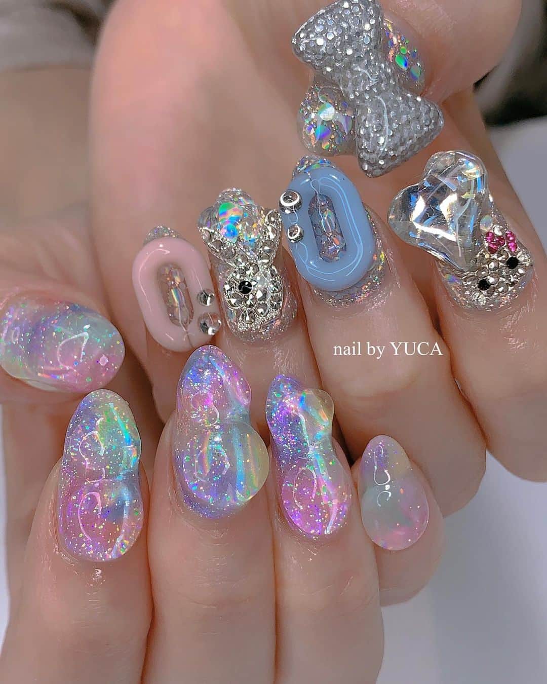 のインスタグラム：「URUURUとgiragira꙳✧˖°⌖꙳✧ ⁡ ⁡ ⁡ #グリッターネイル #キティネイル #glitternails  #nail #ネイル #젤네일 #네일  #tettynail #유카네일 #美甲 #yucanail」