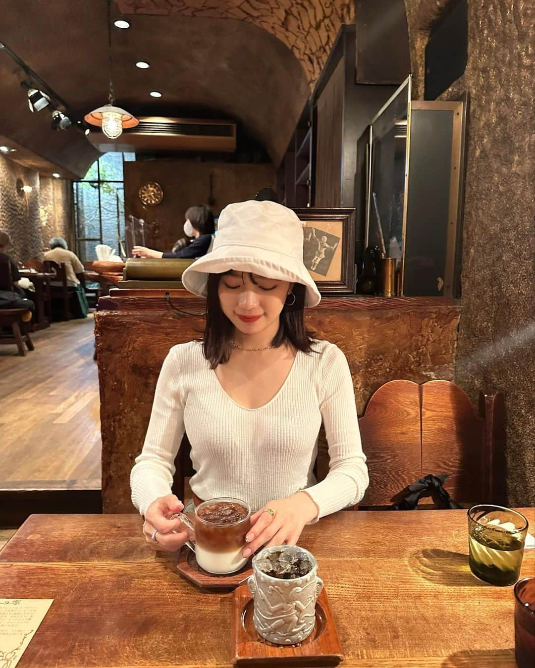 mizukiさんのインスタグラム写真 - (mizukiInstagram)「洞窟みたいな喫茶店🛖 ㅤㅤㅤㅤㅤㅤㅤㅤㅤㅤㅤㅤㅤ外は暑くてたくさん歩いてへとへとだったのでオーレグラッセが沁みました💞🧊 ㅤㅤㅤㅤㅤㅤㅤㅤㅤㅤㅤㅤㅤ 10枚目は失敗してる動画です🤭 ㅤㅤㅤㅤㅤㅤㅤㅤㅤㅤㅤㅤㅤ #吉祥寺カフェ#吉祥寺#喫茶店#くぐつ草」6月26日 21時58分 - mizukidrop