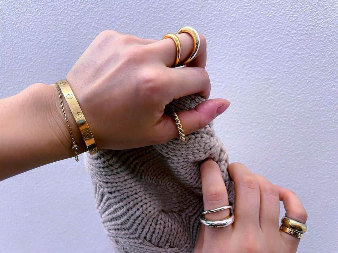 彩希エリナのインスタグラム：「🖖🤲💍✨  ずっと親指にちょうどいいリングを探しててタイプなねじねじリングを見つけてGetした🔎  付けっぱなしでいられるし金アレにも対応してるみたいだから安心してつけられるでーい✨  他のジュエリーはもうここ何年も自分の中での定番メンバー💎  華奢なのも可愛いけど、建築っぽい存在感のある物がタイプ🖤🖤  #jewelry #accessories #ring #goldring #goldjewellery #goldaccessories #lovebracelet  #cartier #cartierlovebracelet #charlottechesnais #アクセサリー #ジュエリー #リング #指輪 #ブレスレット #ゴールドアクセサリー #ゴールドリング #ゴールドジュエリー #ゴールドアクセ #カルティエ #シャルロットシェネ #ラブブレス #LIMELY #ライムリー #肌に優しいアクセサリー #つけっぱなし #金属アレルギー対応 #316l #サージカルステンレス #ちょっとしたプレゼント」