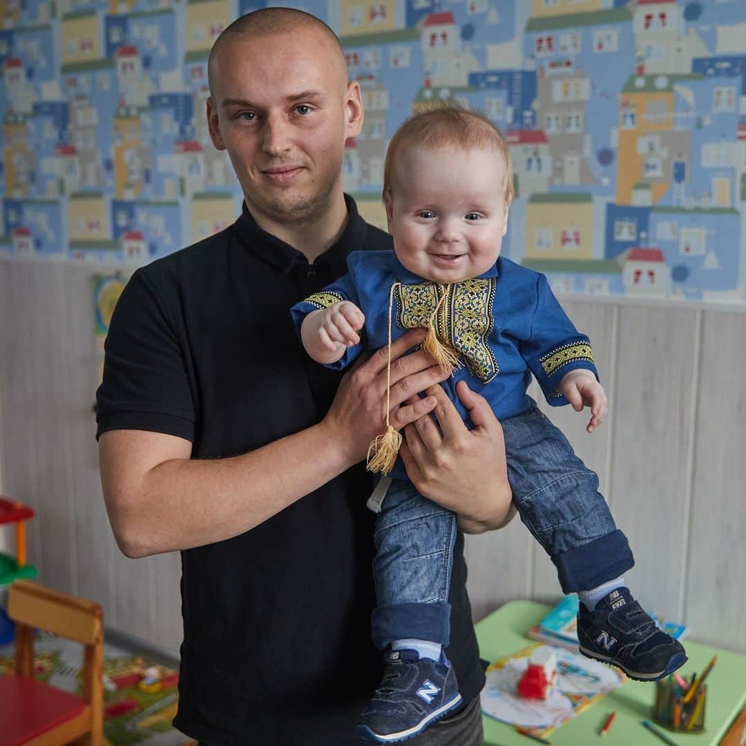 unicefさんのインスタグラム写真 - (unicefInstagram)「Baby Oleksandr is getting his childhood vaccines thanks to his father Maksym and a UNICEF-supported health worker in Ukraine.  “I am very positive about vaccination,” says Maksym. “War is no reason to neglect children's health.”  As families deal with adversity, UNICEF supports the continuation of health services across the country with critical medical and immunization supplies.  © UNICEF/Khomenko」6月26日 22時00分 - unicef
