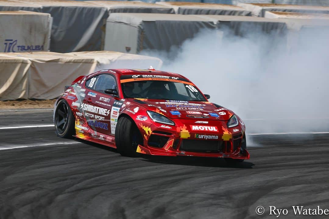 MOTUL Japanさんのインスタグラム写真 - (MOTUL JapanInstagram)「【SHIBATIRE RACINGがD1GP Rd.4でP1＆P2】 . 先週末に筑波サーキットで開催されたD1 GRAND PRIX Round 4でSHIBATIRE RACINGの蕎麦切 広大選手が単走優勝からの優勝!!! . 同じくSHIBATIRE RACINGの日比野 哲也選手は準優勝!! . D1GPからも目が離せません。 . MotulはSHIBATIRE RACINGの走りをオイルでサポートしています。 . Photo : @ryographics  @shibata_r31house  # 31 @koudai.sobagiri  #蕎麦切広大 選手 #infinitiq60  #Q60 # 18 @hibinojyuku   #日比野哲也 選手 #ToyotaGR86  #GR86  #ZN8  #Motul  #MOTULJapan  #PoweredByMotul  #d1gp  #drift #ドリフト #skyline #skylinecoupe #v36 #v37 #fansofinfiniti #infinitifamily」6月26日 22時00分 - motuljapan