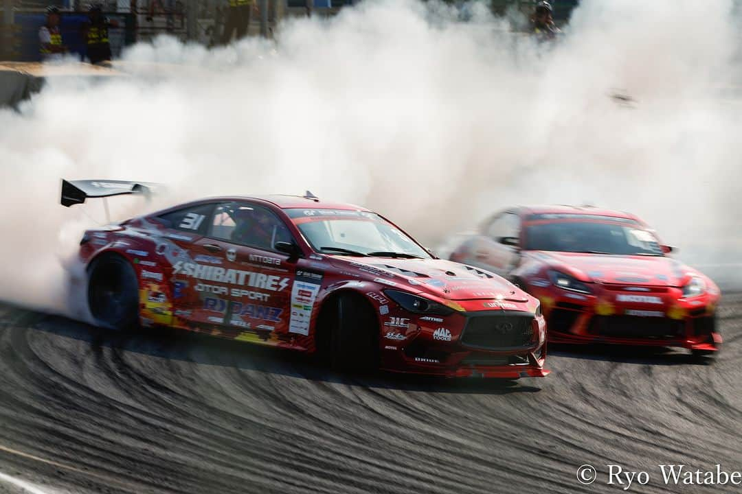 MOTUL Japanのインスタグラム：「【SHIBATIRE RACINGがD1GP Rd.4でP1＆P2】 . 先週末に筑波サーキットで開催されたD1 GRAND PRIX Round 4でSHIBATIRE RACINGの蕎麦切 広大選手が単走優勝からの優勝!!! . 同じくSHIBATIRE RACINGの日比野 哲也選手は準優勝!! . D1GPからも目が離せません。 . MotulはSHIBATIRE RACINGの走りをオイルでサポートしています。 . Photo : @ryographics  @shibata_r31house  # 31 @koudai.sobagiri  #蕎麦切広大 選手 #infinitiq60  #Q60 # 18 @hibinojyuku   #日比野哲也 選手 #ToyotaGR86  #GR86  #ZN8  #Motul  #MOTULJapan  #PoweredByMotul  #d1gp  #drift #ドリフト #skyline #skylinecoupe #v36 #v37 #fansofinfiniti #infinitifamily」