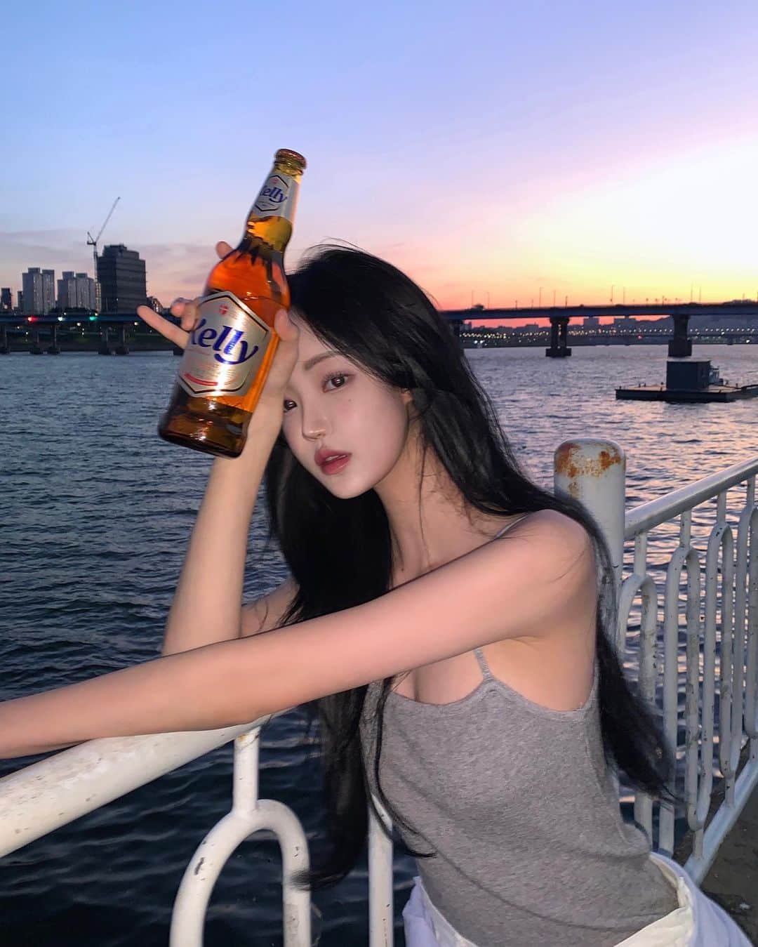 キム・ダビンのインスタグラム：「#광고 페스티벌에서 먹고 반했던 켈리 맥주 ♥ 강렬한 탄산감이 부드럽게 넘어가 멈출 수가 없는 맛 *.* 아직 한 번도 안 마신 사람은 있어도, 한 번만 마신 사람은 없을 요즘 주변에서 가장 핫한 그 맥주 🍺  나만의 개성이 담긴 특별한 켈리 인증샷을 #켈리샷캠페인  해시태그와 함께 업로드 후, 우수 이미지로 뽑히면 스타필드 전광판에 광고로 송출되는 캠페인도 진행중이니 켈리샷 같이 찍어요 우리 !!  #켈리샷 #켈리 #켈리맥주 #Kelly #라거의반전 #손석구맥주」
