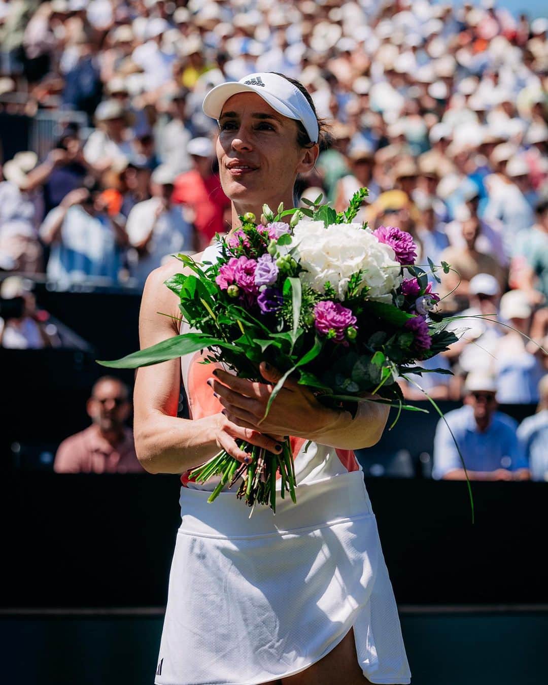 WTA（女子テニス協会）のインスタグラム：「Waving goodbye on home soil 🥹💐  @andreapetkovici bids farewell in her testimonial match alongside @angie.kerber at the @badhomburgopen 💚  Vielen dank, Petko!  #BadHomburgOpen  (📸: @philippreinhard)」